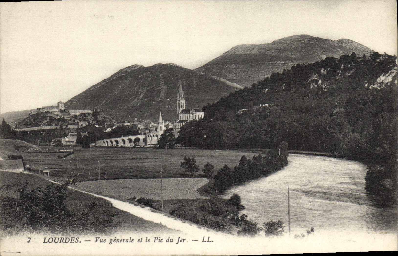 CPA Lourdes Vue generale et le Pic du Jer 