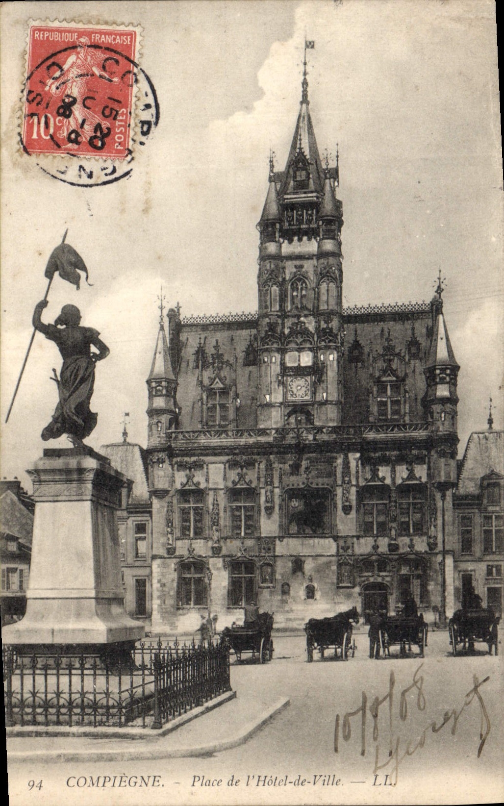 CPA Compiegne Place de l'Hotel de Ville 