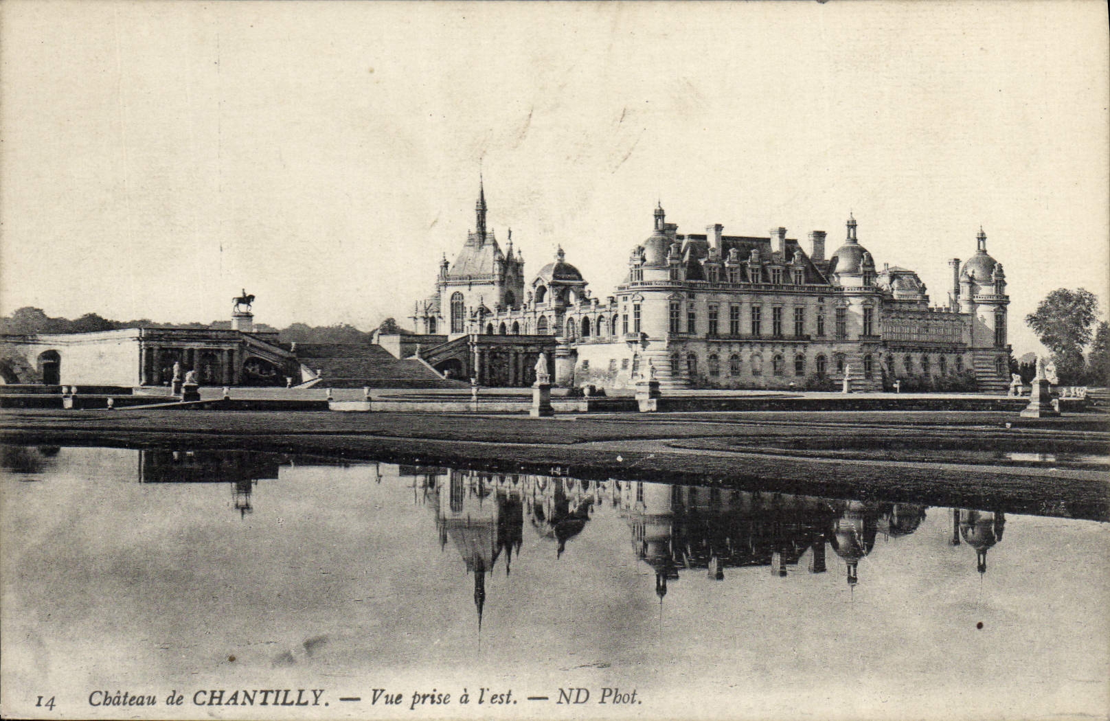 CPA Chateau de Chantilly Vue prise a l'est