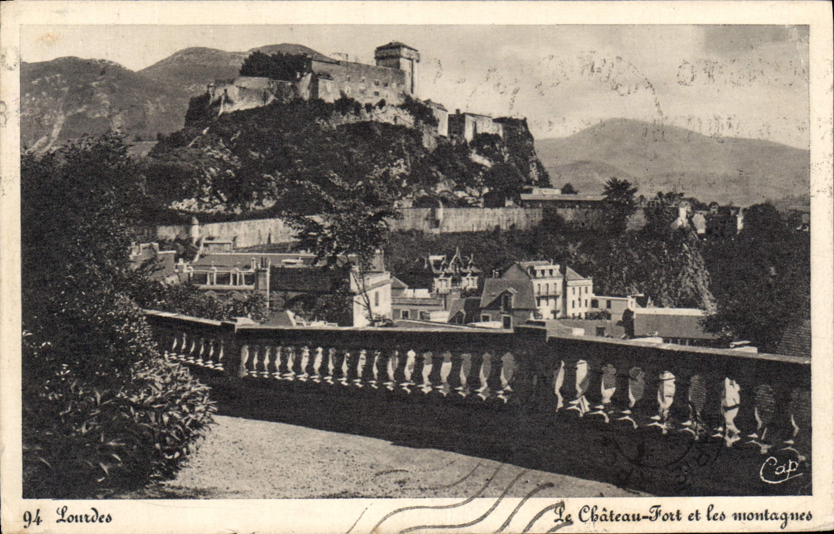 CPA Lourdes Le Chateau Fort et les Montagnes