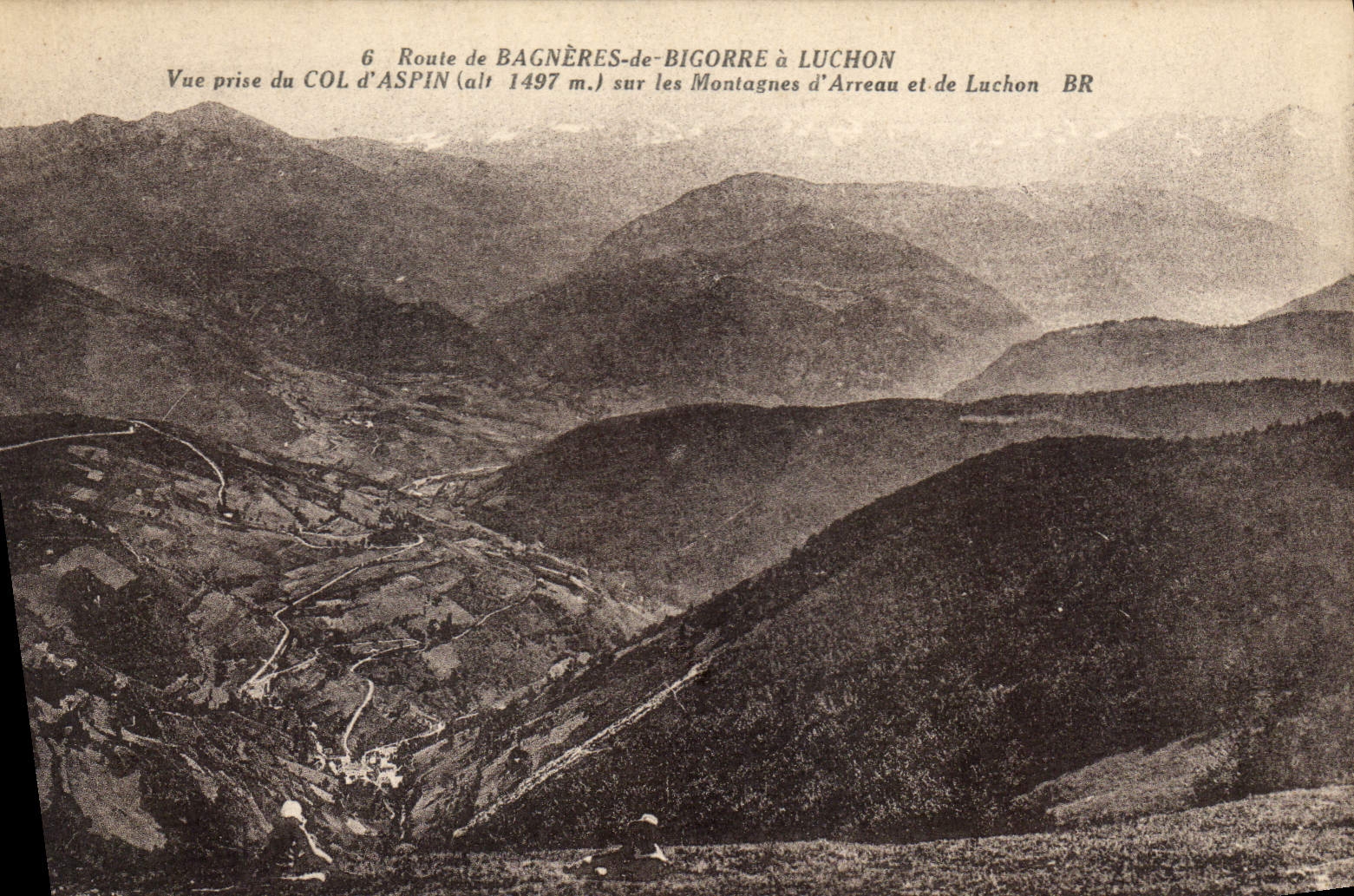 CPA Route de Bagneres de Bigorre a Luchon Vue prise du Col d'Aspin sur les Montagnes d'Arreau et de