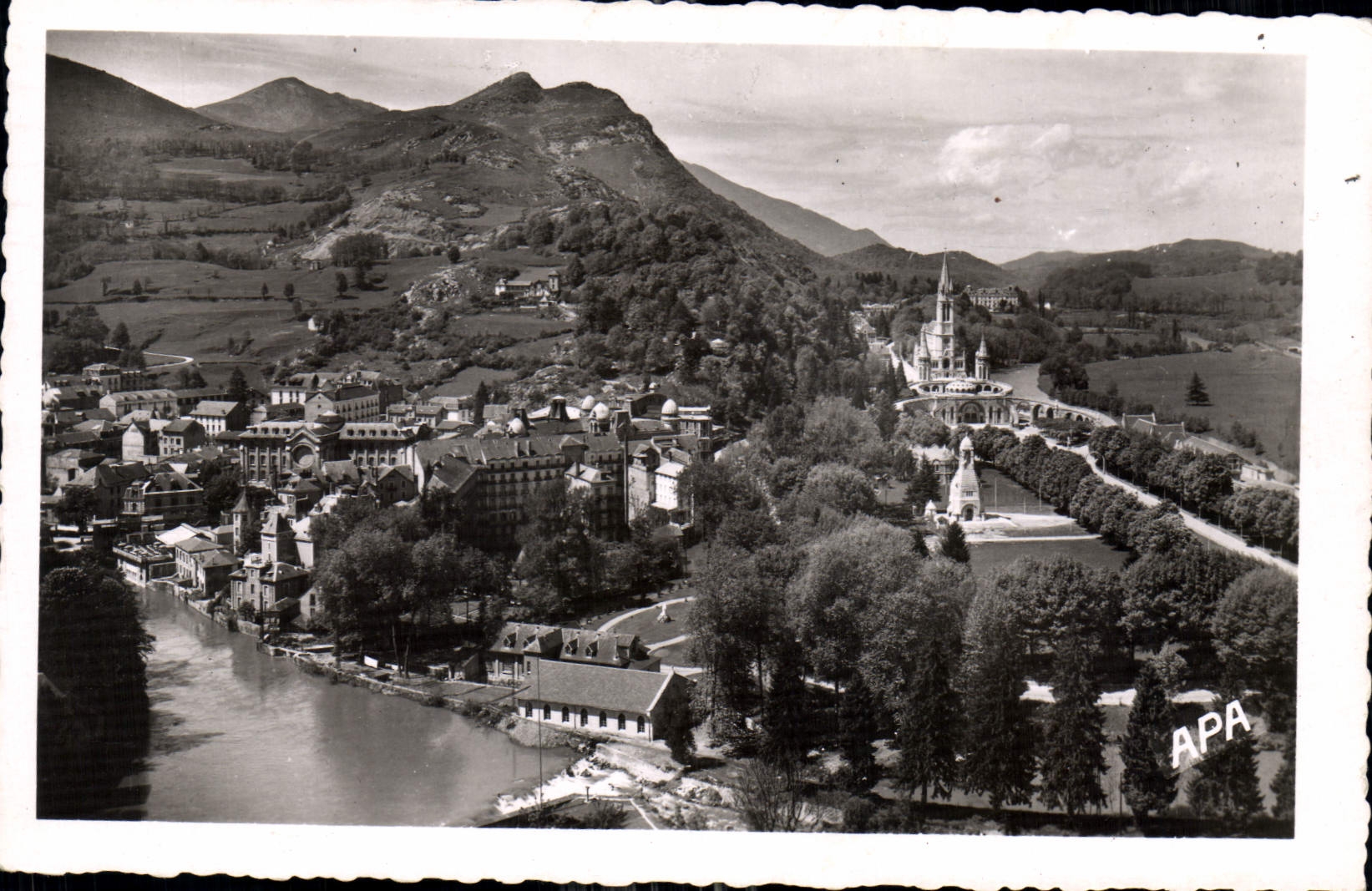 CPA Lourdes Hautes Pyrenees Vue generale Le Gave Le Domaine de la Grotte 