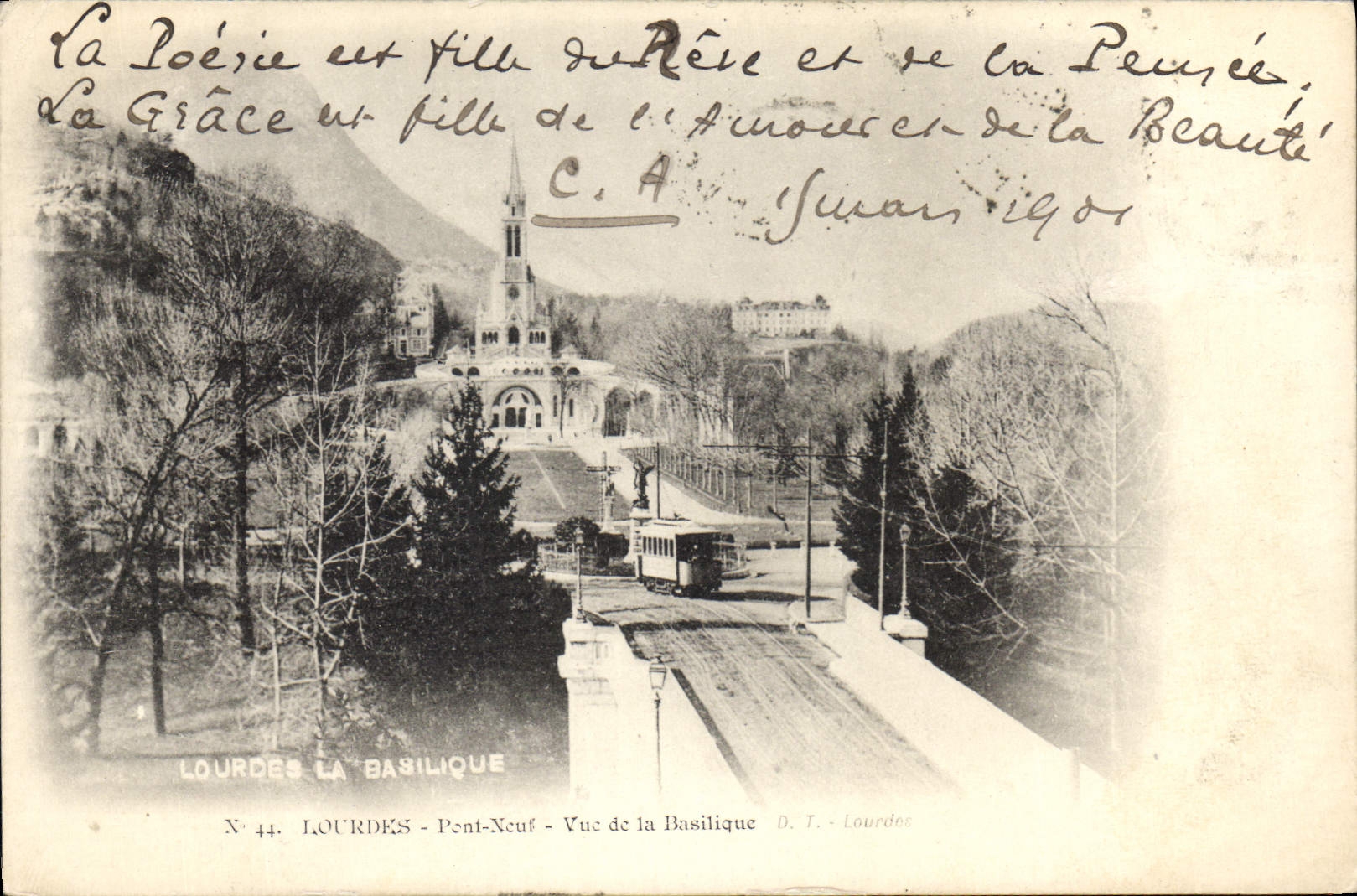CPA Lourdes Pont Neuf Vue de la Basilique Tramway