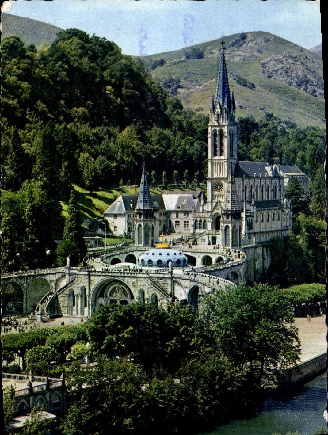 CPA Lourdes La Basilique et le Gave 