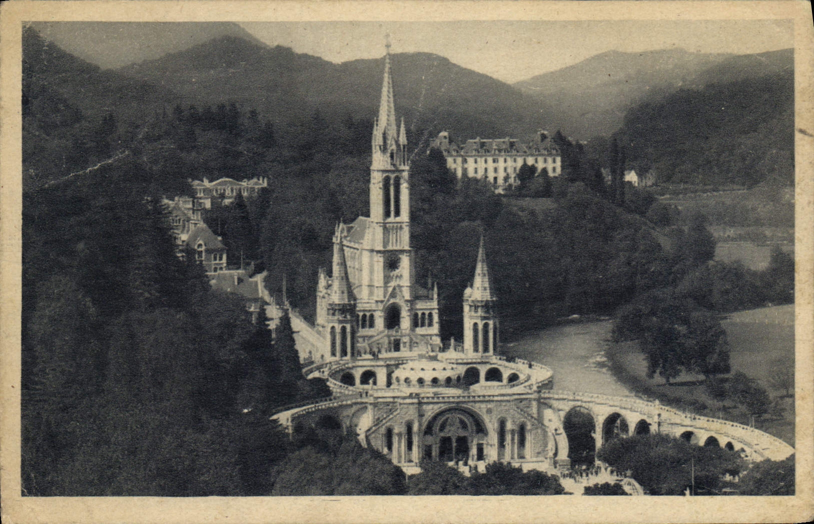 CPA Lourdes La Basilique vue du Chateau Fort 
