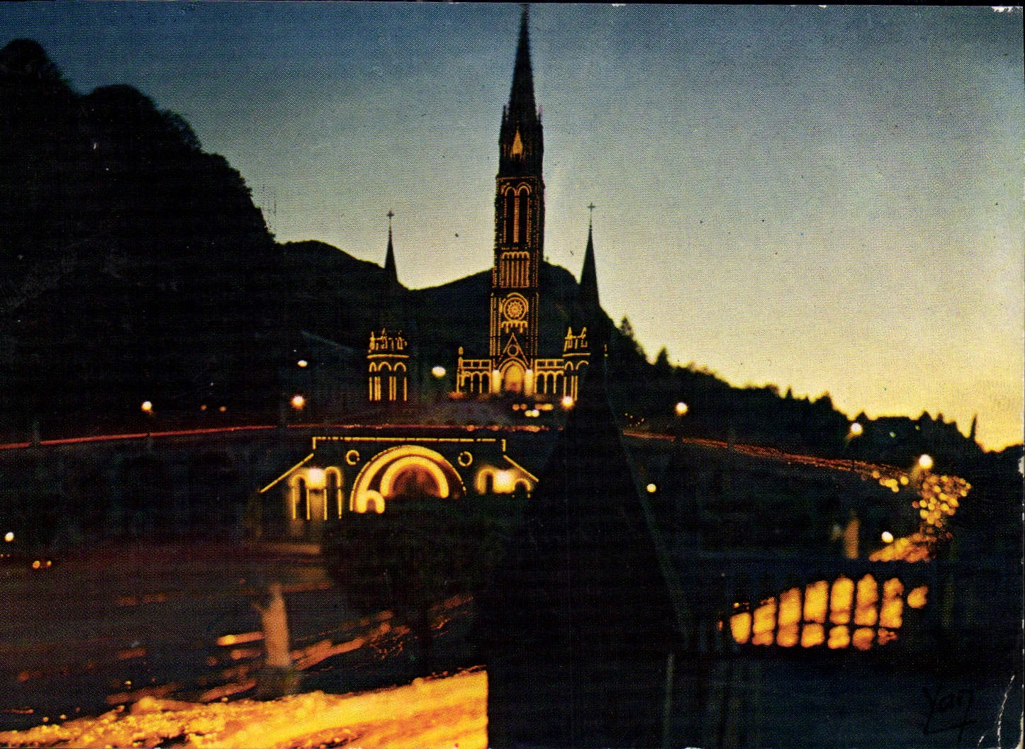 CPA Lourdes La Basilique de nuit et la Procession aux Flambeaux 