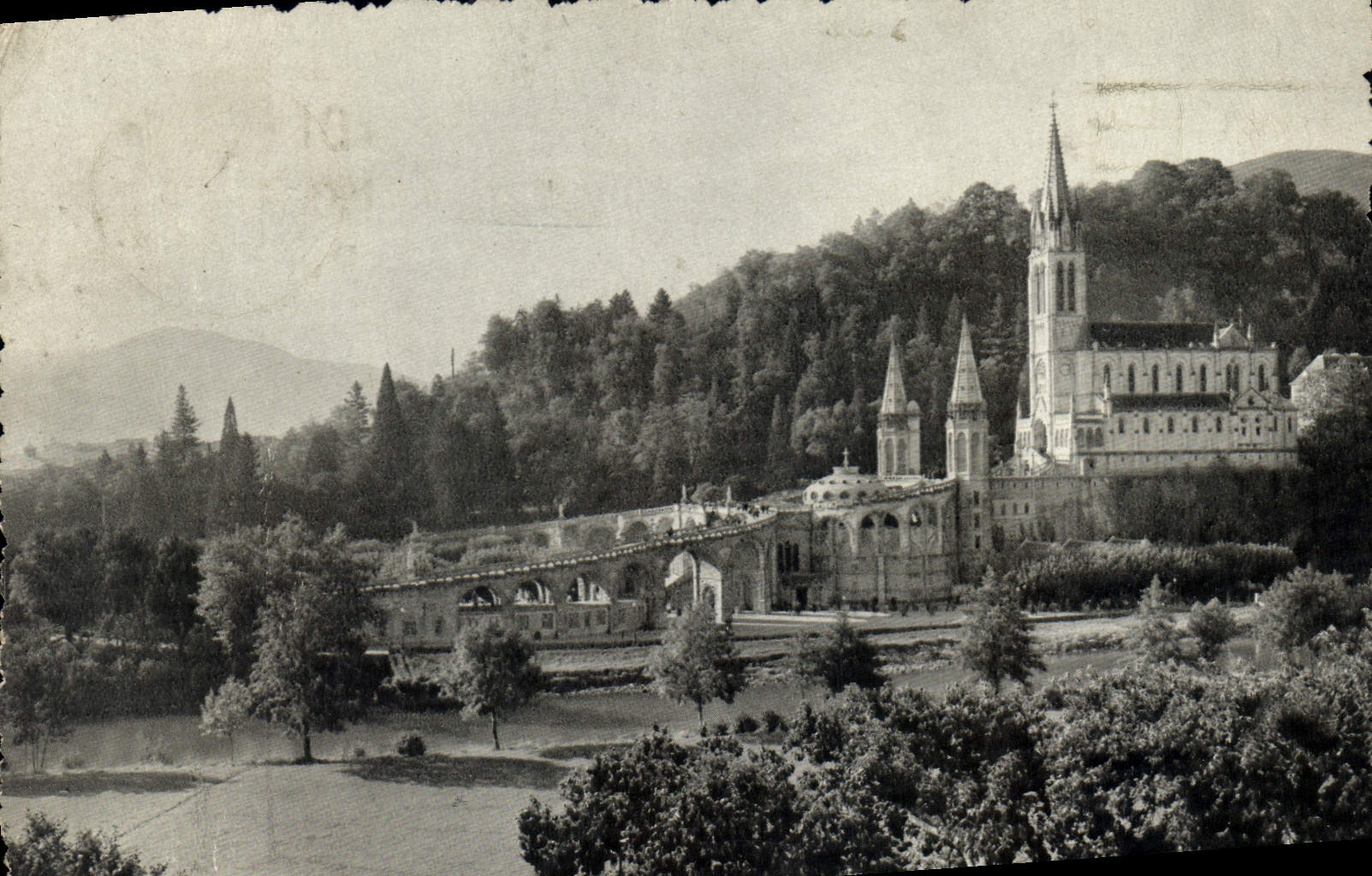 CPA Lourdes La Basilique vue laterale 