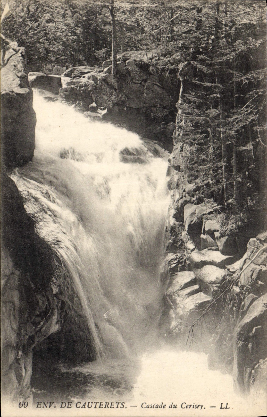CPA Env de Cauterets Cascade du Cerisey 