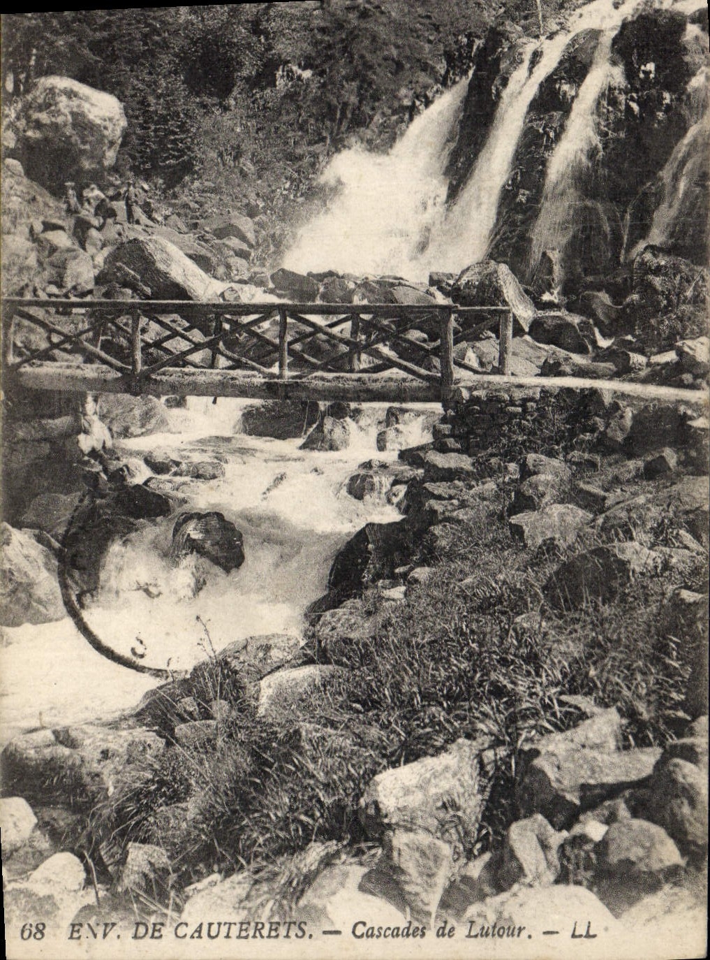 CPA Env de Cauterets Cascades de Lutour 