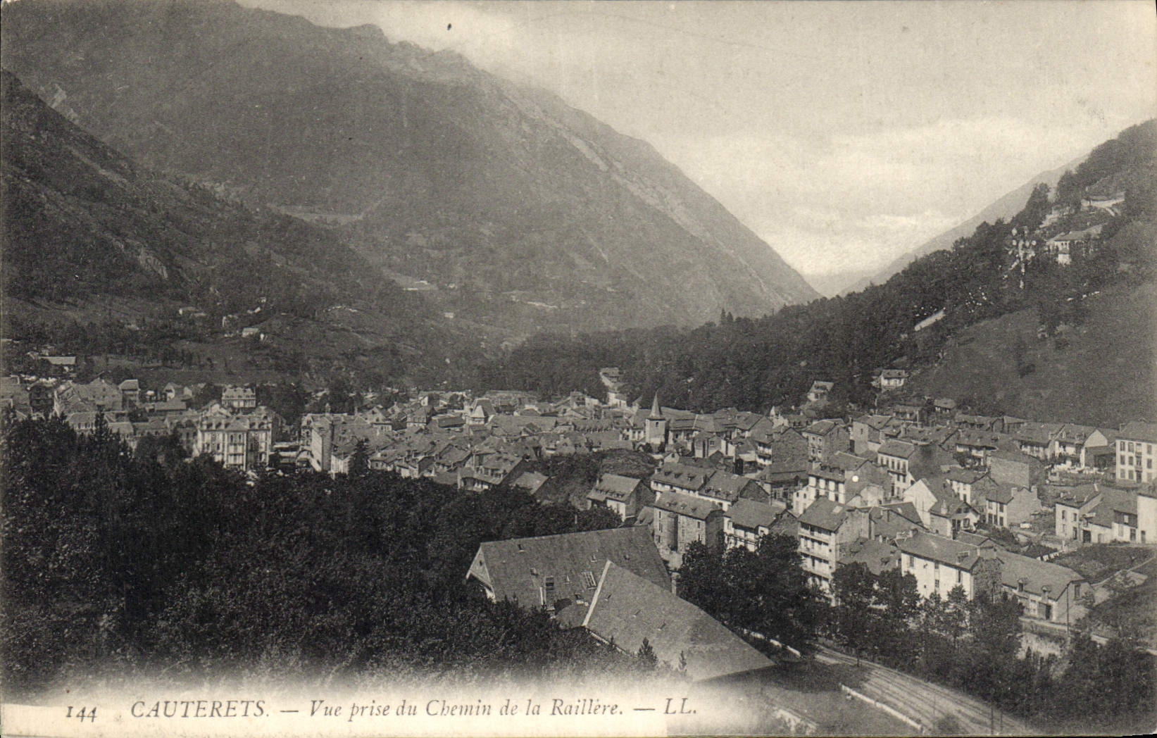 CPA Cauterets Vue prise du Chemin de la Raillere 