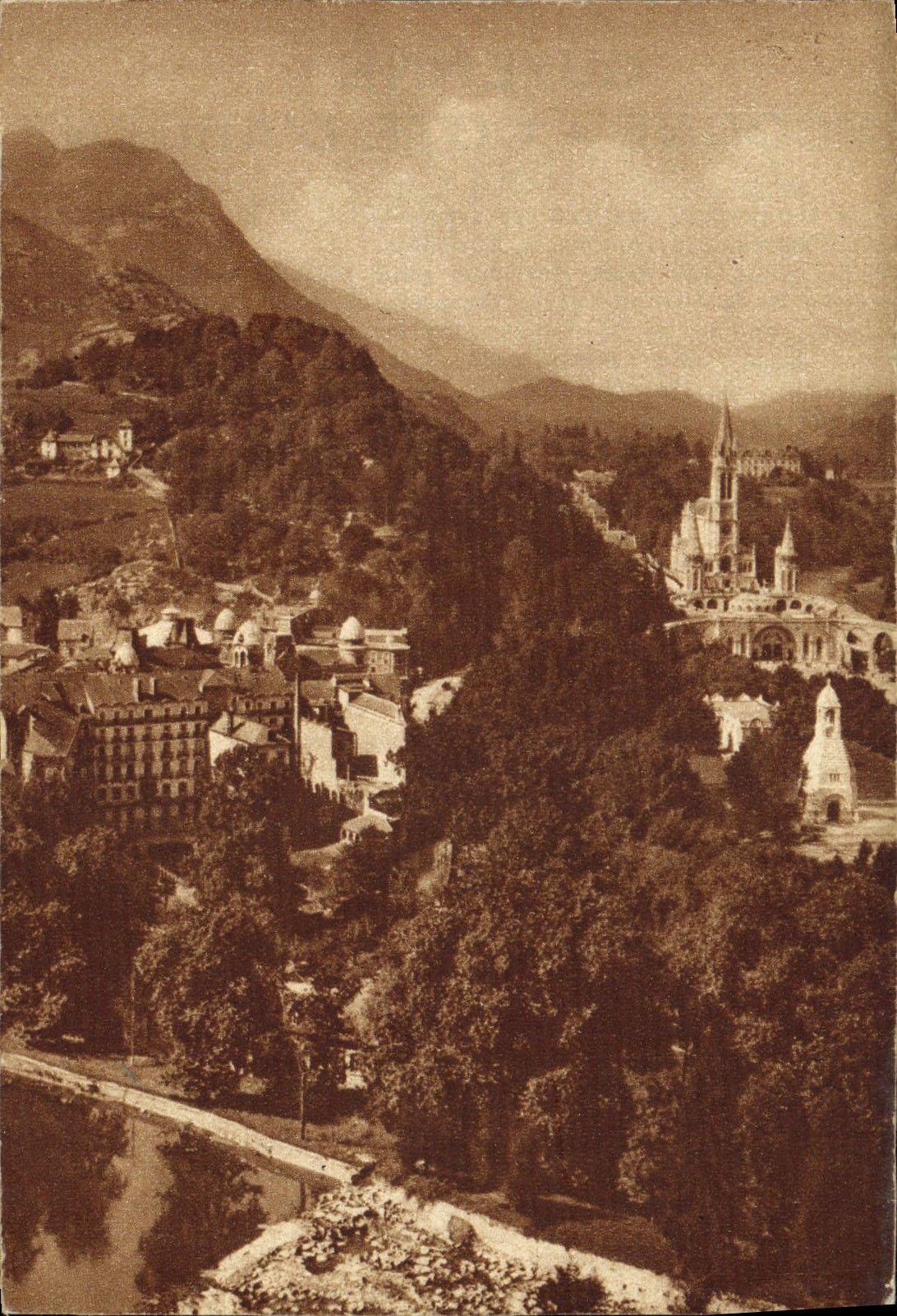 CPA Lourdes Htes Pyr vue generale 