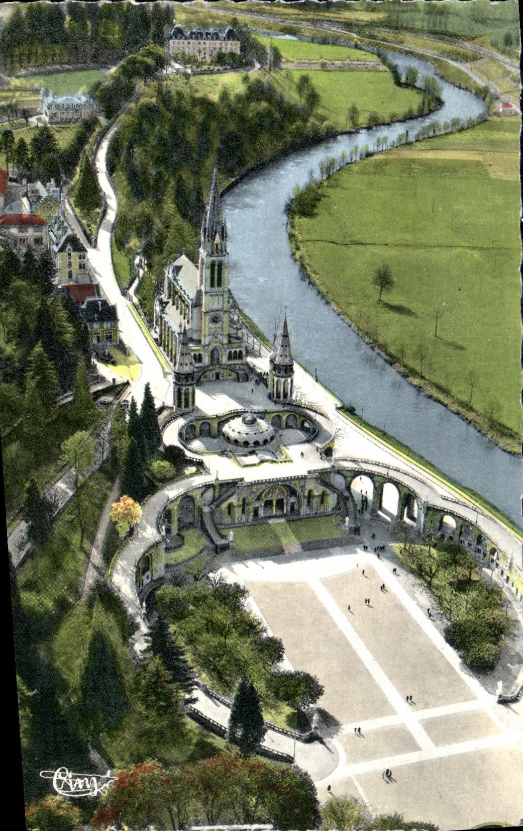 CPA Lourdes Hautes Pyrenees Vue aerienne de la Basilique et le Gave 