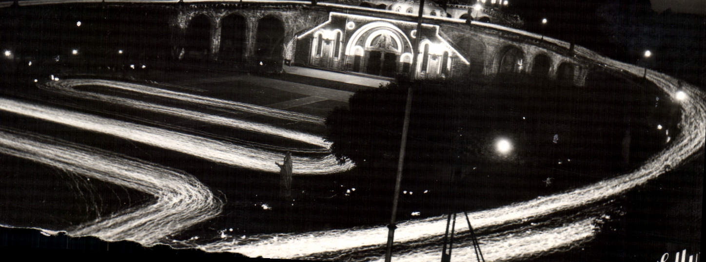 CPA Lourdes La Basilique Illuminee et la Procession aux Flambeux 