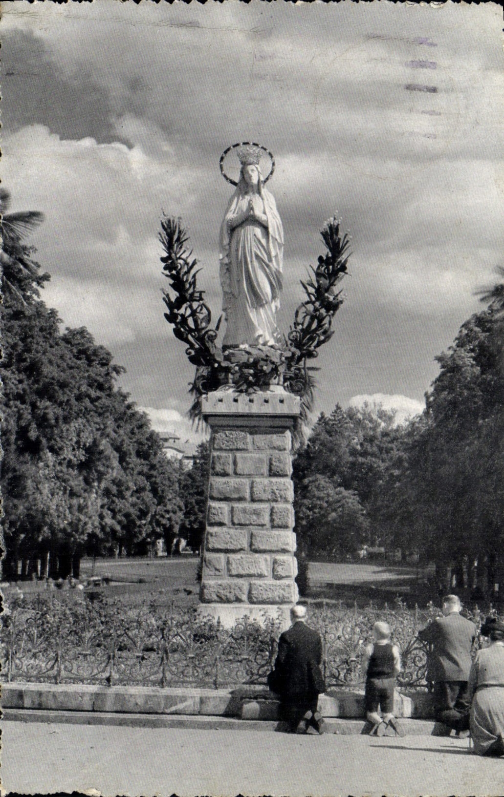 CPA Lourdes La Vierge Couronnee 