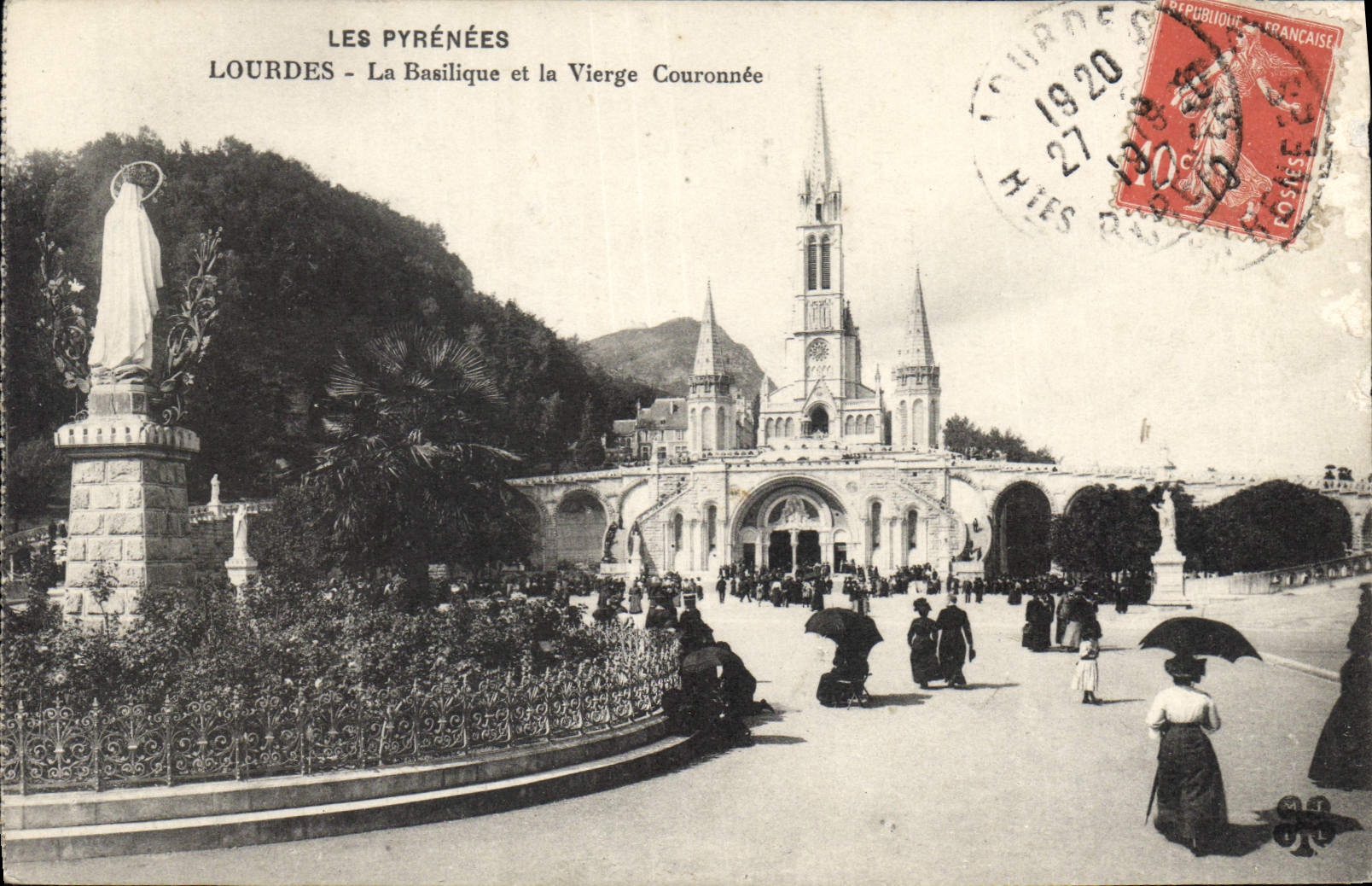 CPA Lourdes La Basilique et la Vierge Couronnee 
