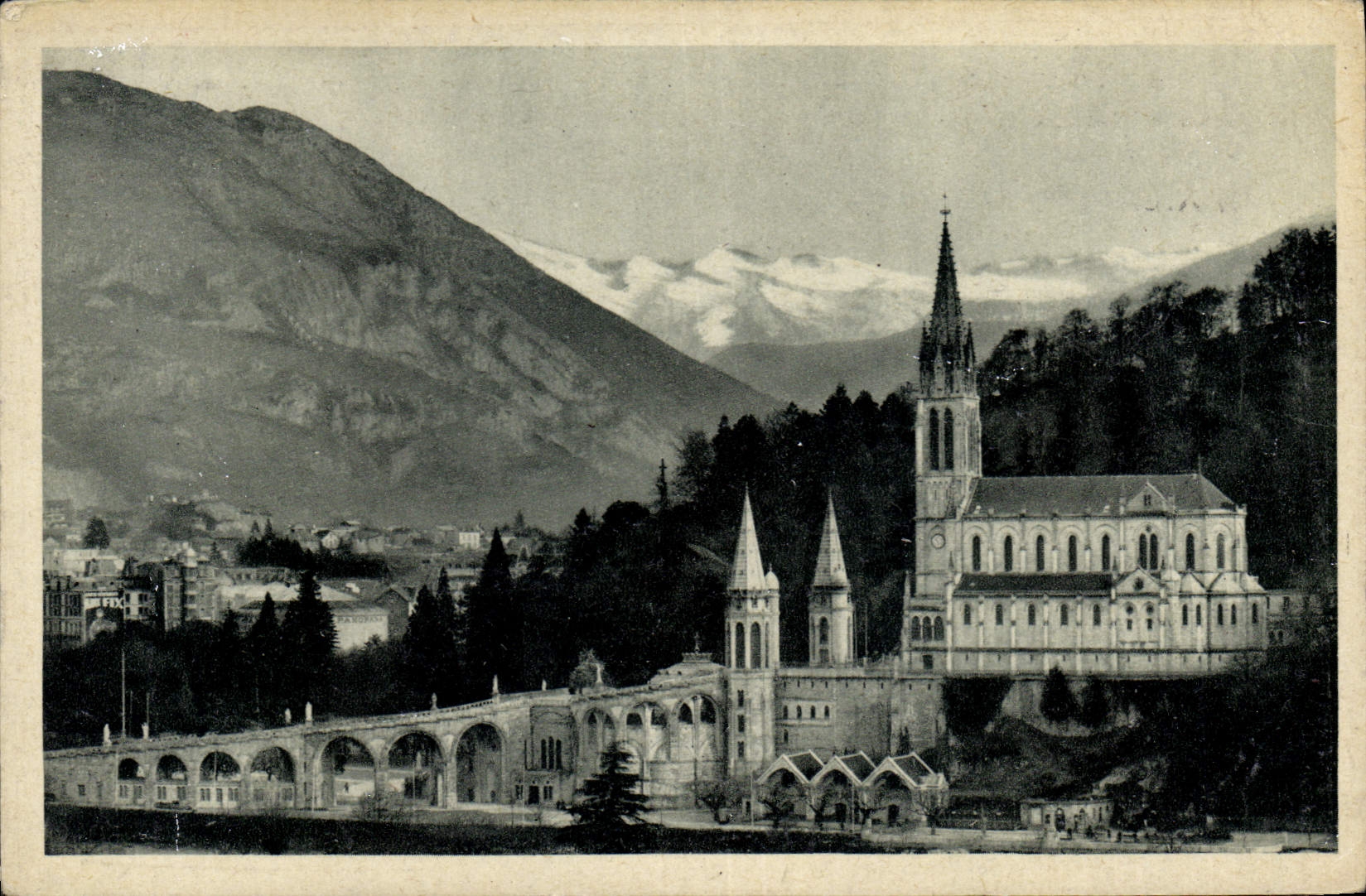 CPA Lourdes La Basilique et le Pic du Jer 