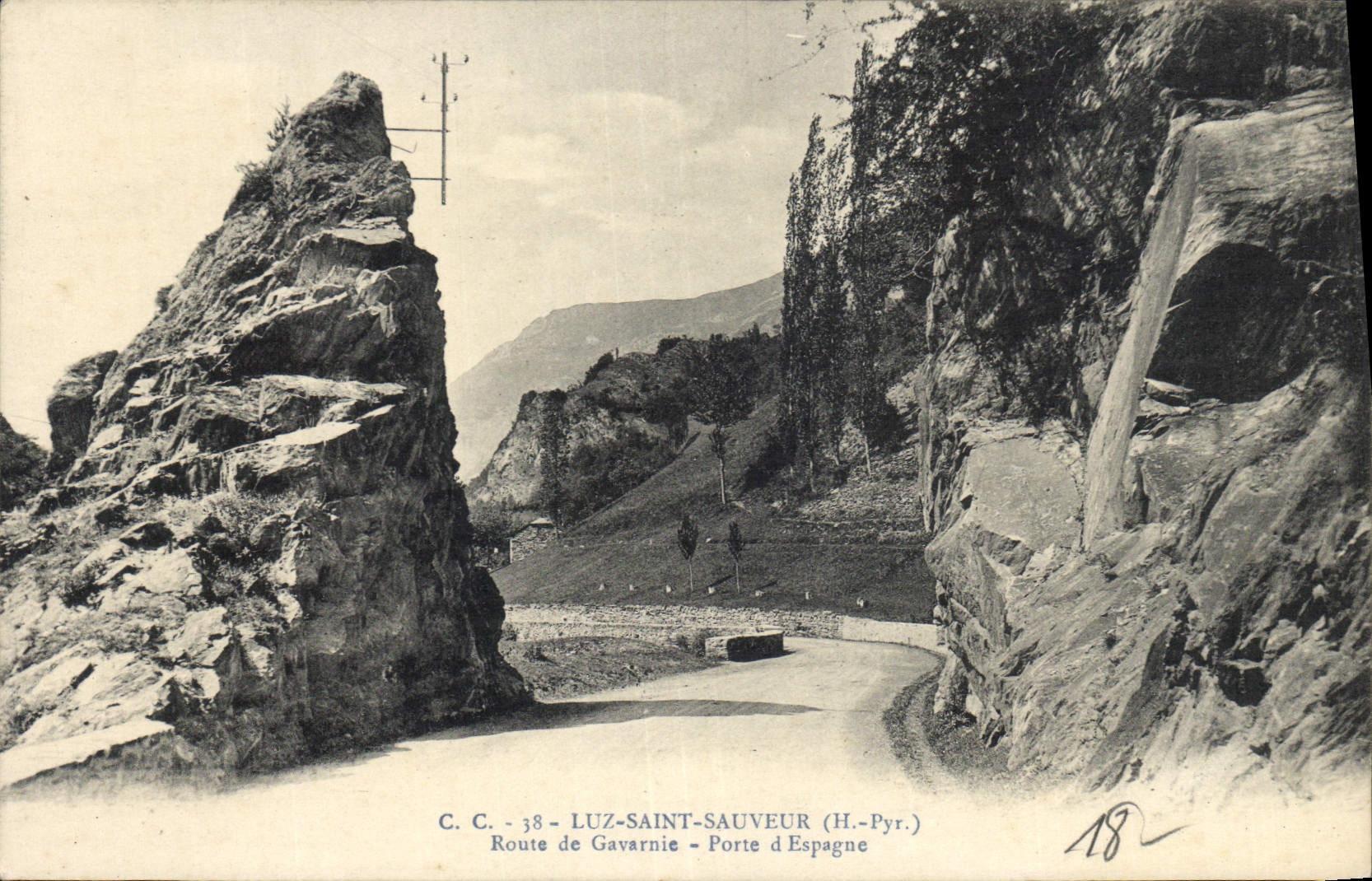 CPA Luz Saint Sauveur H Pyr Route de Gavarnie Porte d'Espagne