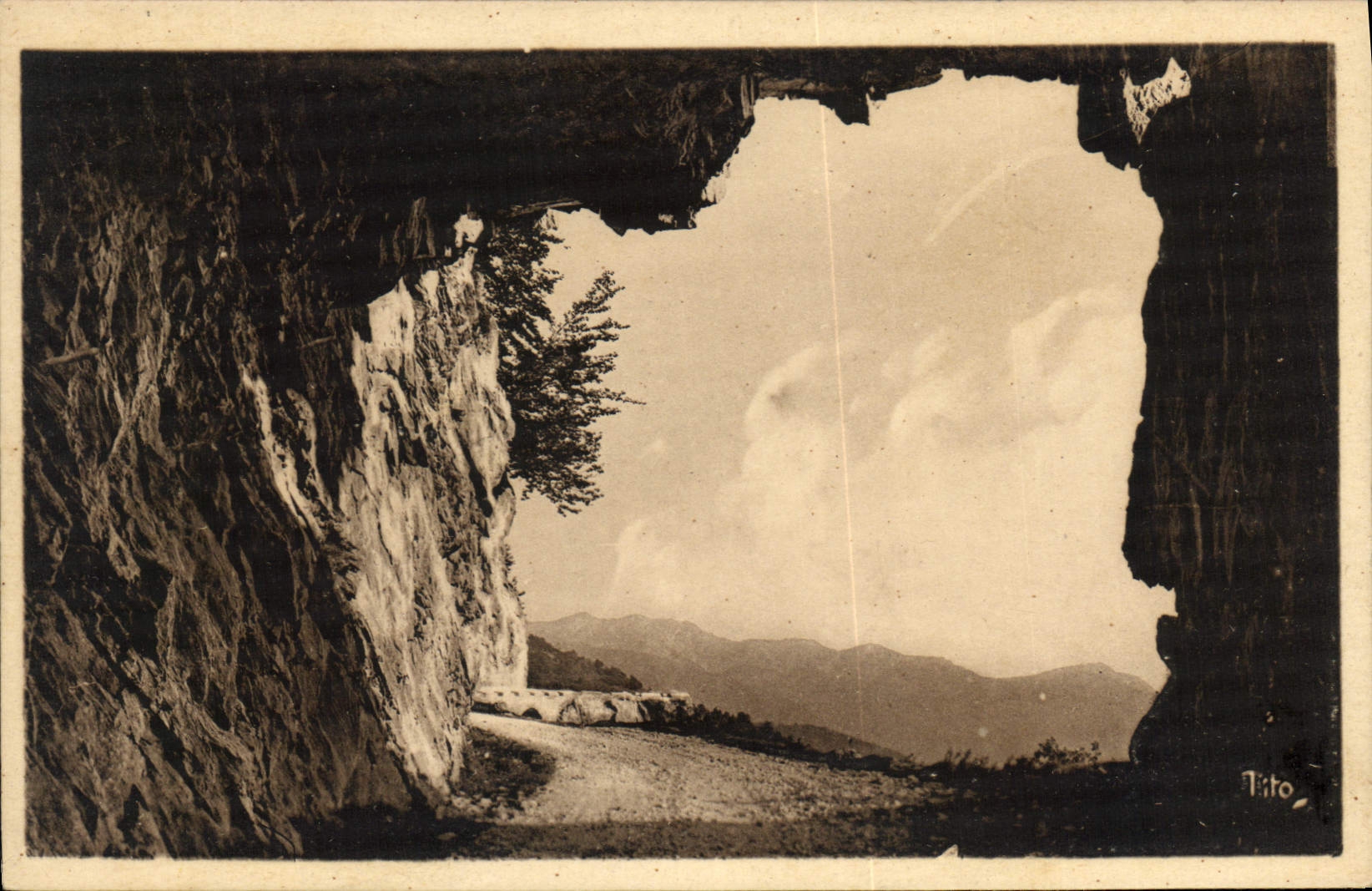 CPA Les Pyrenees La Route Thermale des Eaux Bonnes a Argeles Gazost 
