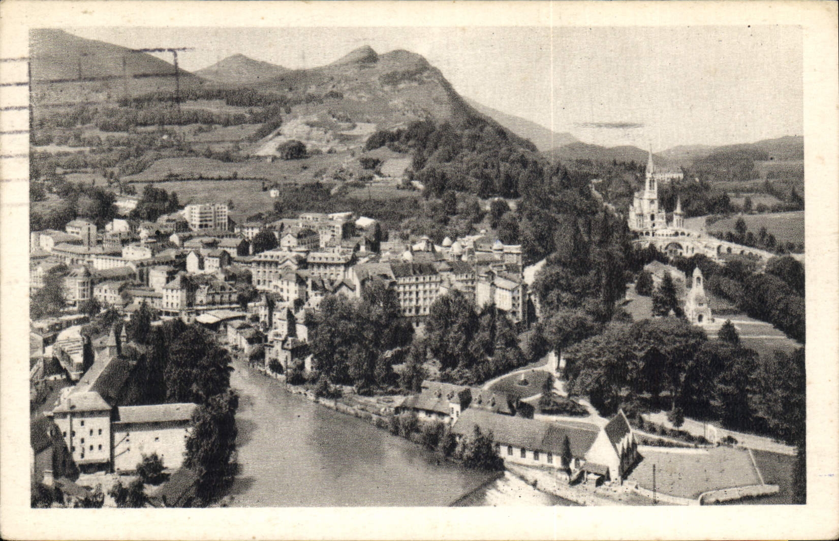 CPA Lourdes Vue generale prise du Chateau Fort 