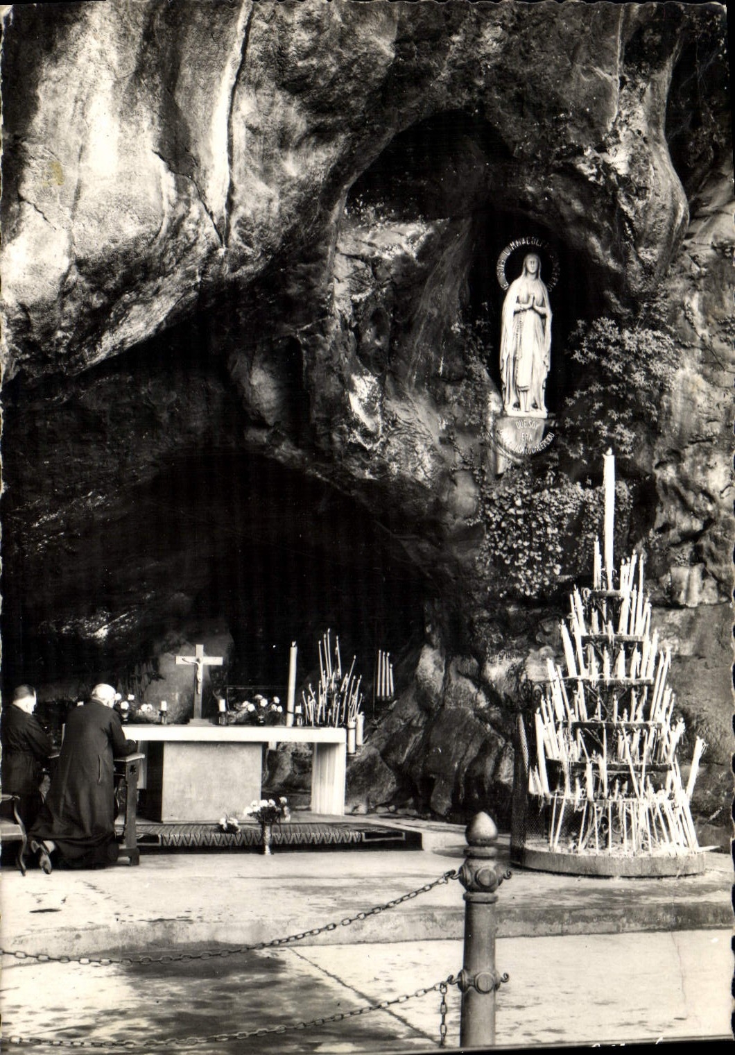 CPA Lourdes La Grotte Miraculeuse 