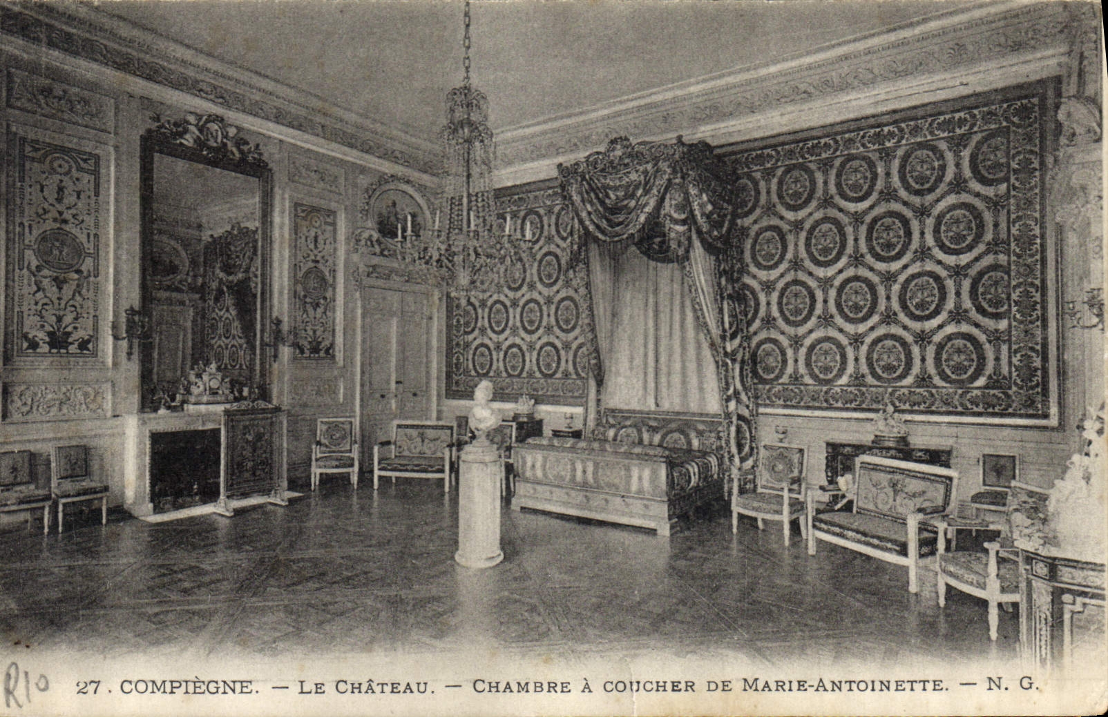CPA Compiegne Le Chateau Chambre a coucher de Marie Antoinette 