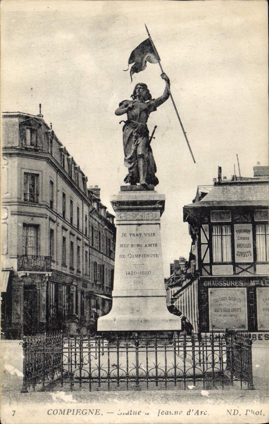 CPA Compiegne Statue Jeanne d'Arc 