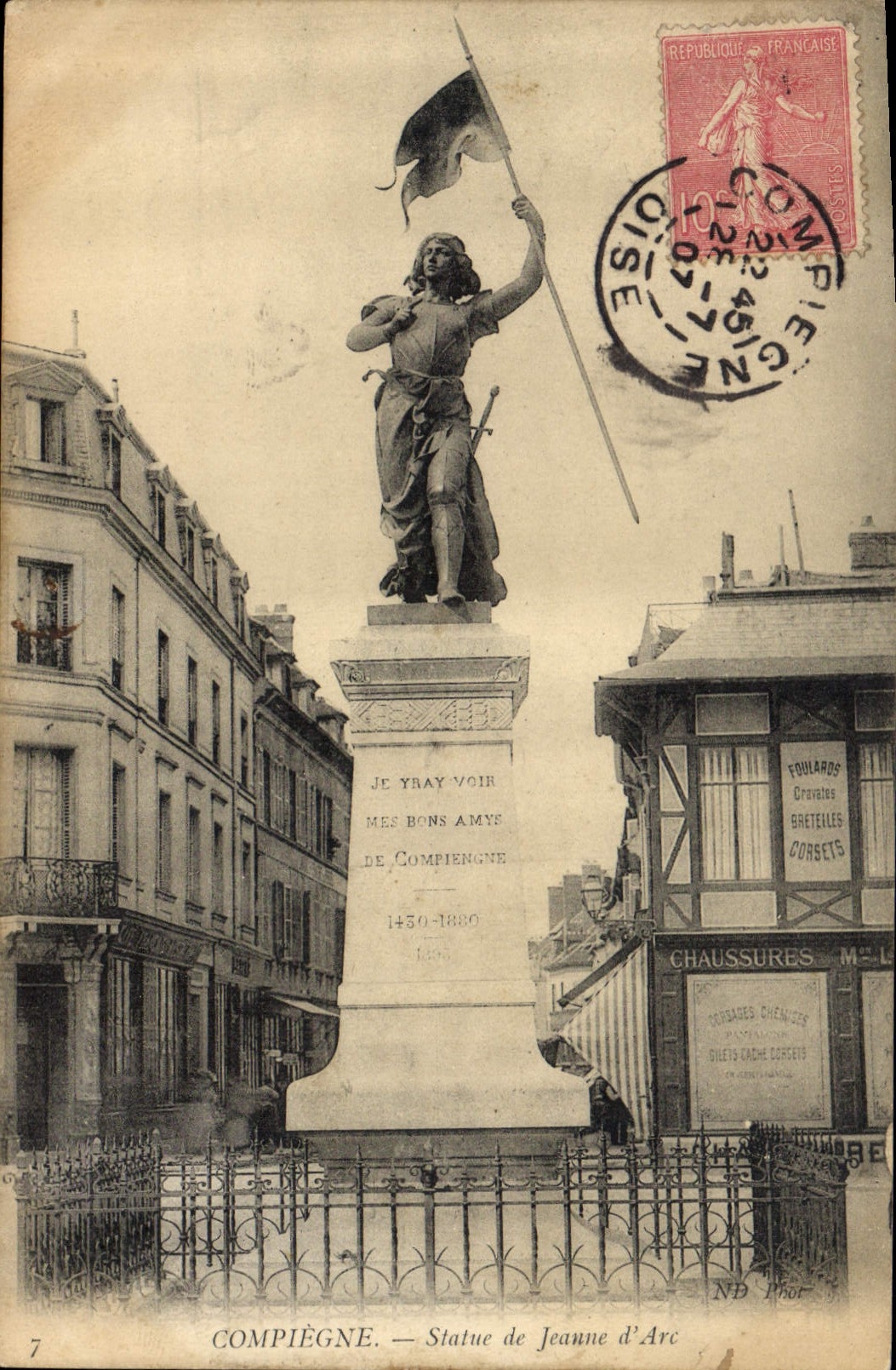 CPA Compiegne Statue de Jeanne d'Arc 