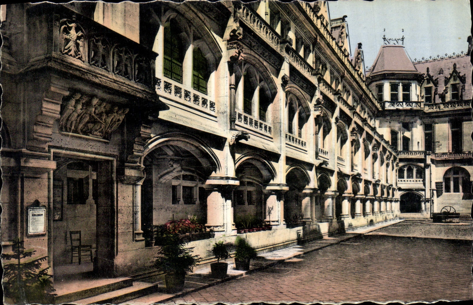 CPA Pierrefonds Le Chateau Cour d'Honneur Une Galerie 