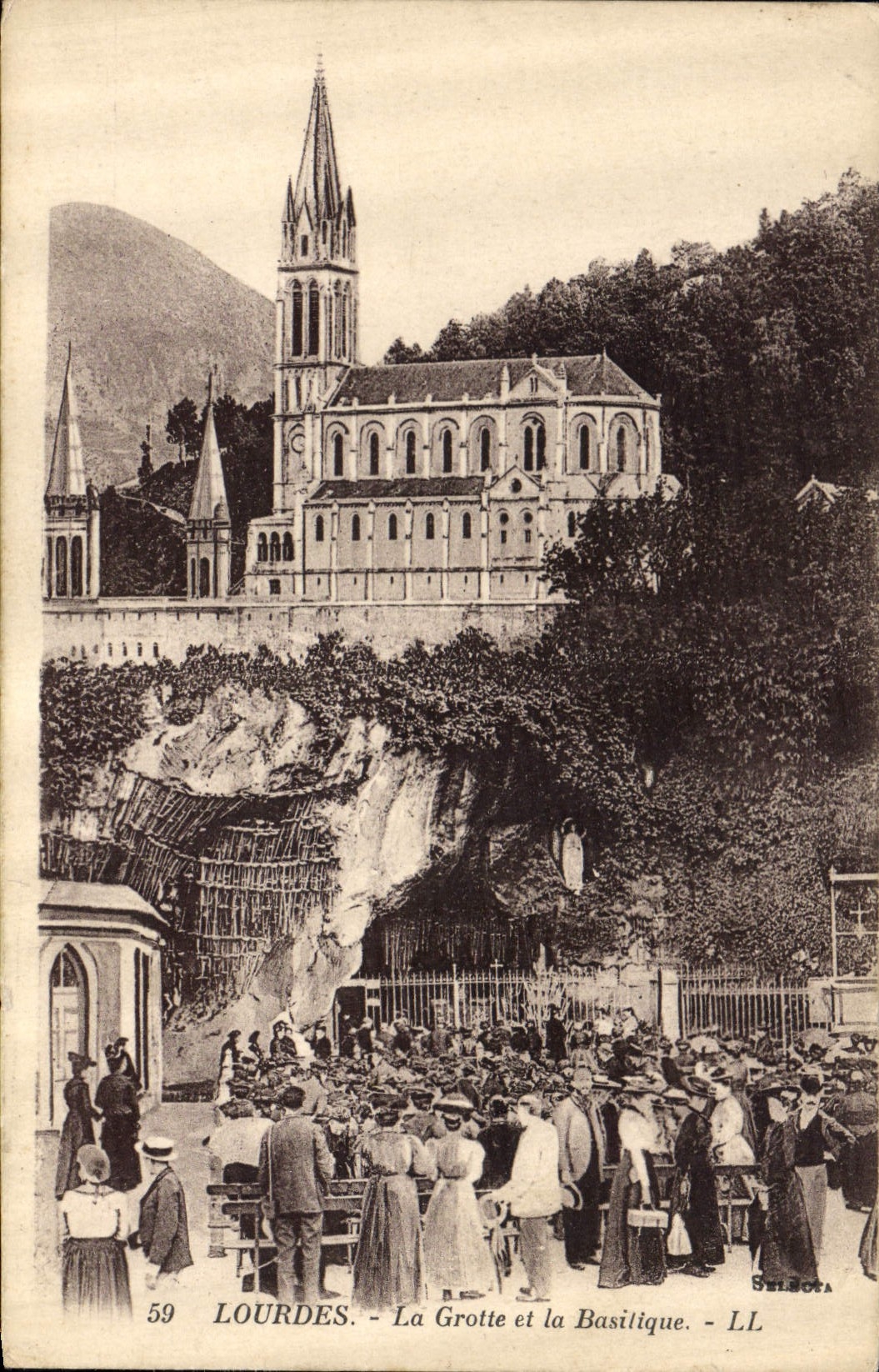 CPA Lourdes La Grotte et la Basilique 