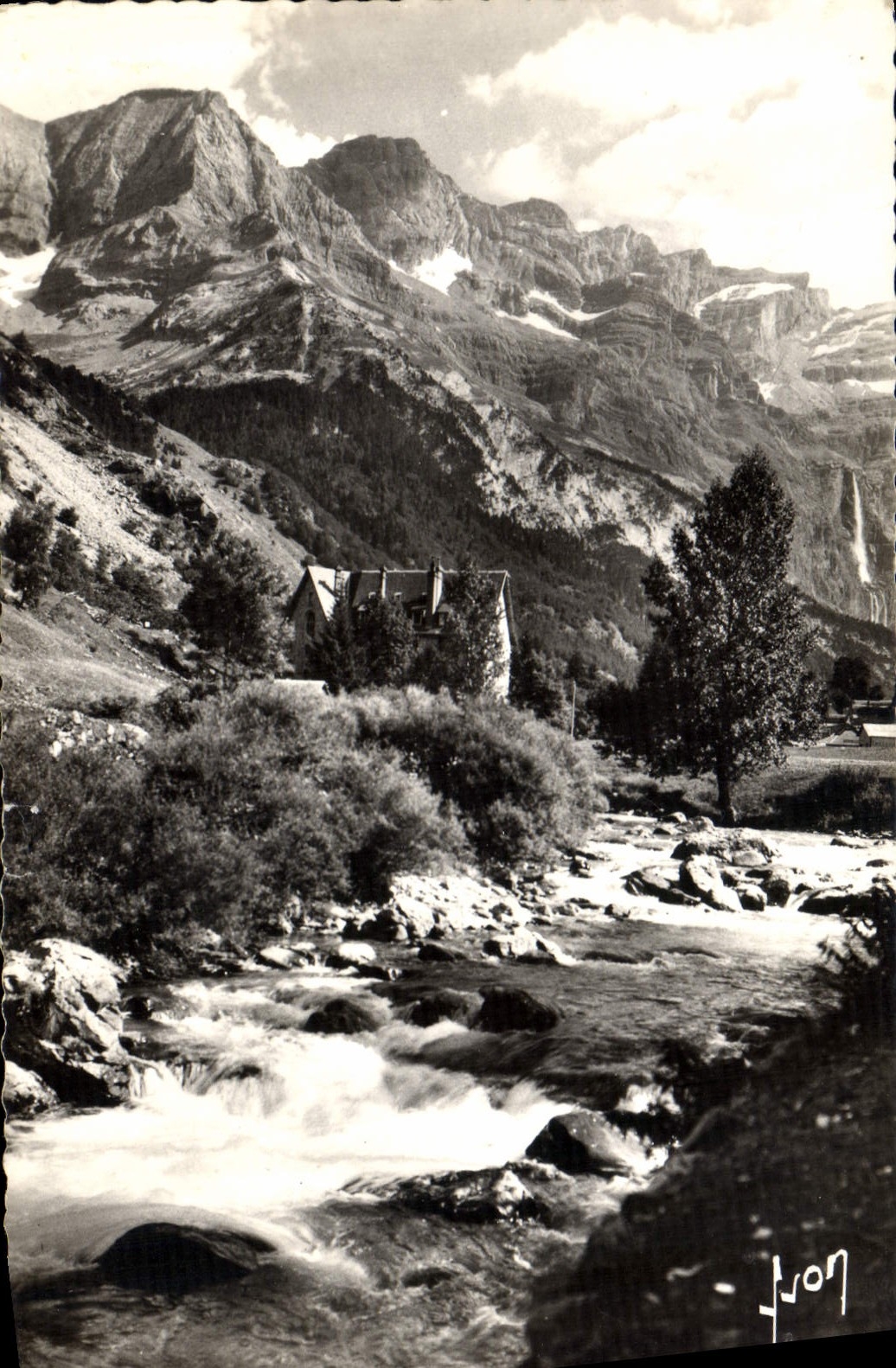 CPA Cirque de Gavarnie Htes Pyr Le Gave et le massif du Marbore 