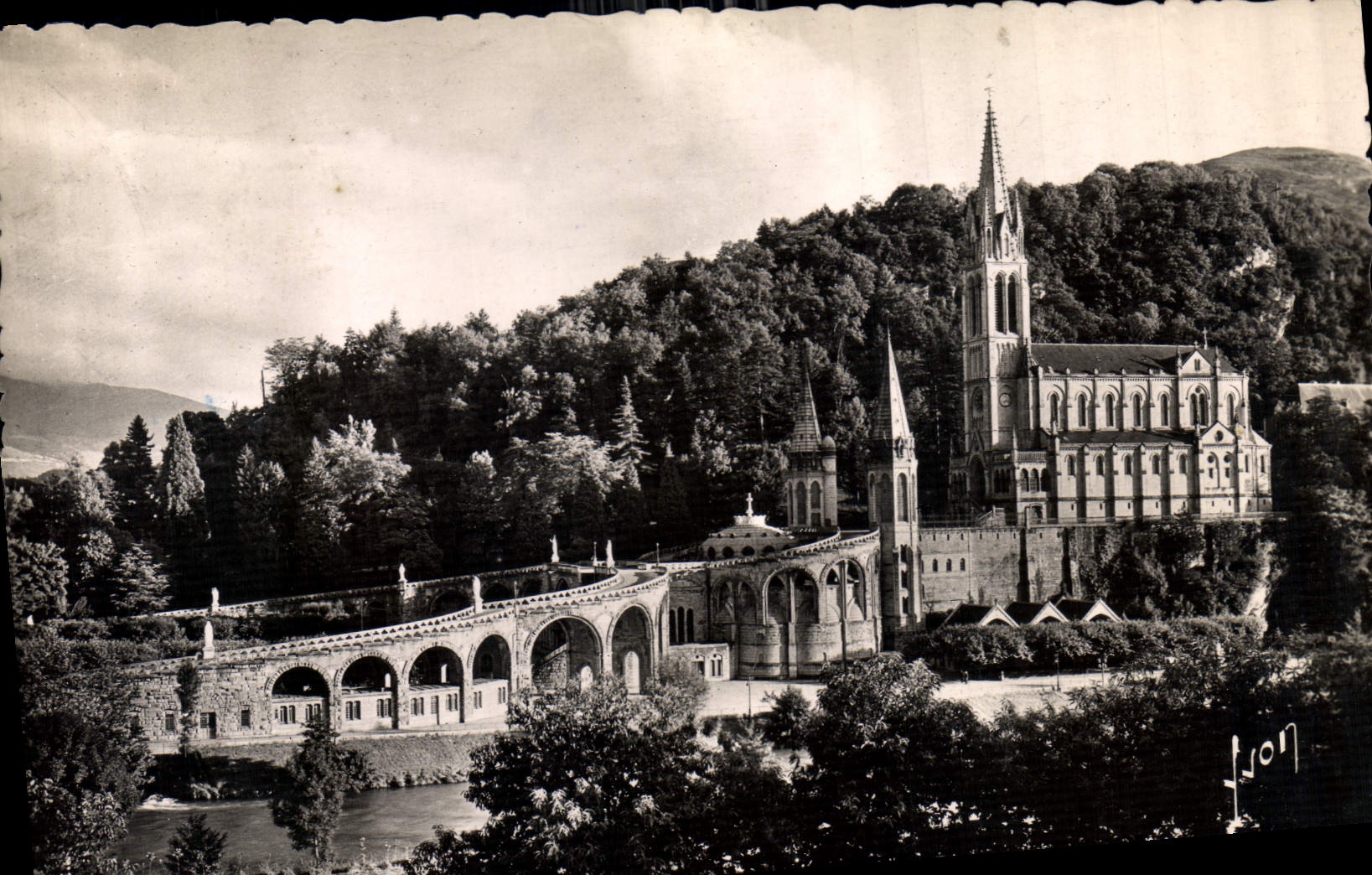 CPA Lourdes Htes Pyrenees La Basilique et le Gave de Pou 