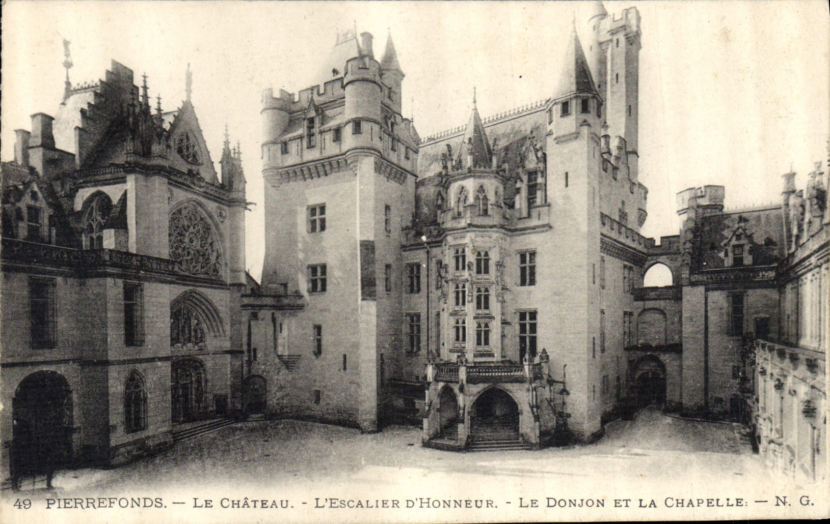 CPA Pierrefonds Le Chateau L'Escalier d'Honneur Le Donjon et la Chapelle 