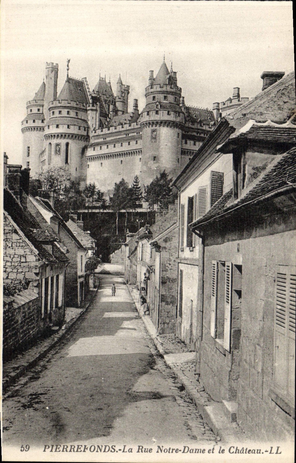 CPA Pierrefonds La Rue Notre dame et la Chateau 