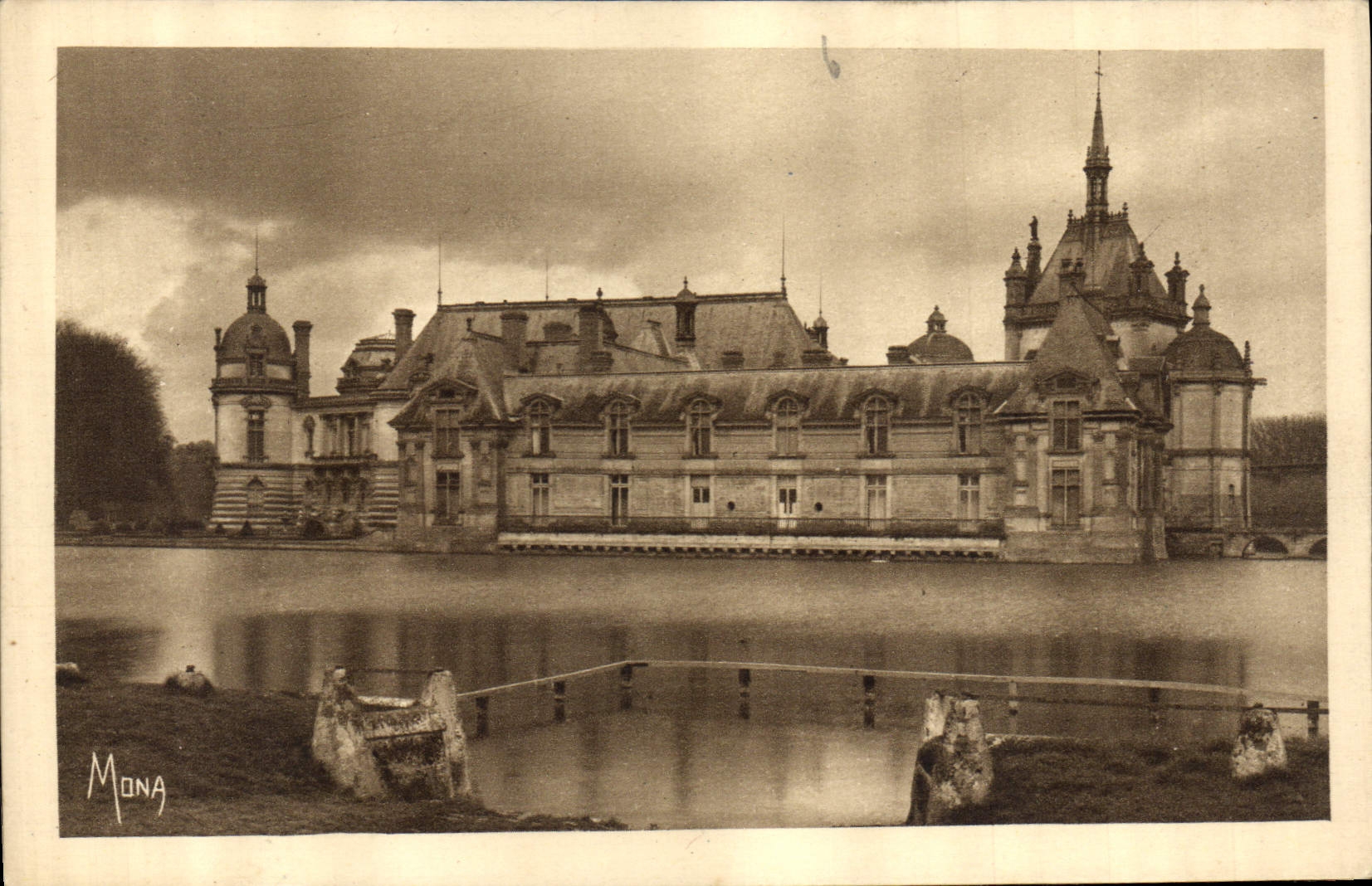 CPA Chateau de Chantilly Les Chateaux le Petit Chateau et la Tour du Tresor