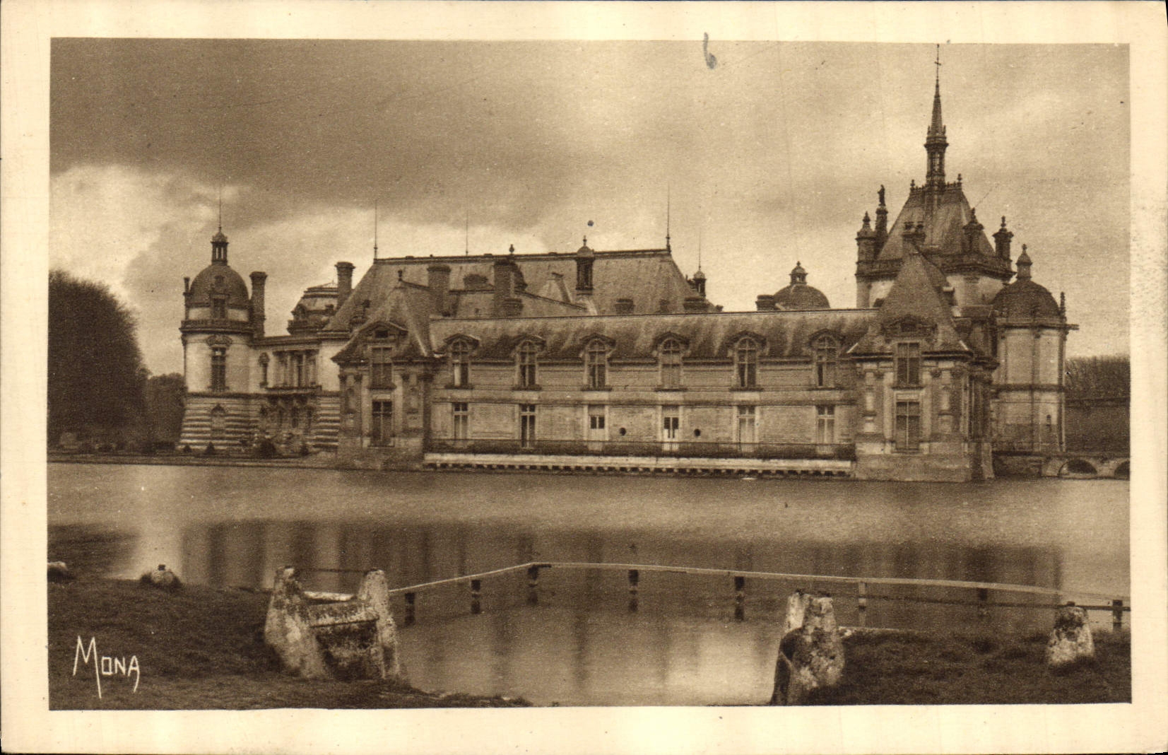 CPA Chateau de Chantilly Les Chateaux le Petit Chateau et la Tour du Tresor