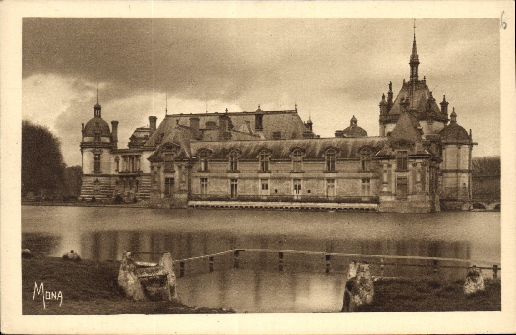 CPA Chateau de Chantilly Les Chateaux le Petit Chateau et la Tour du Tresor