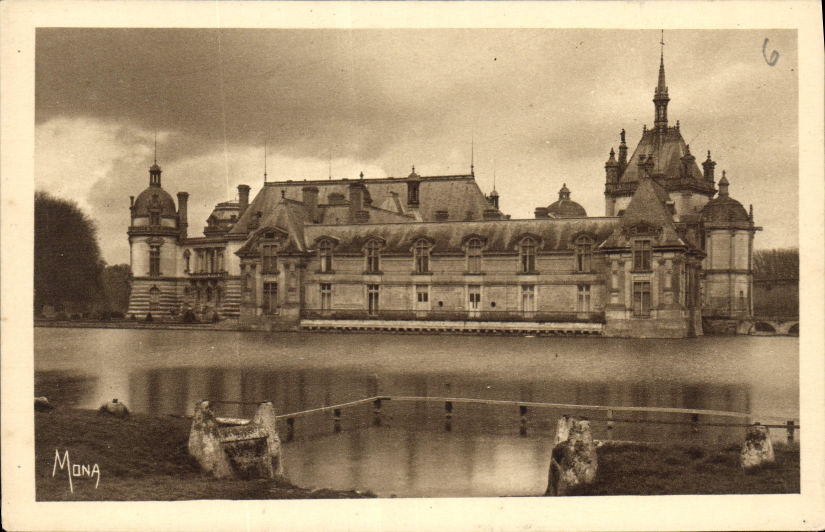 CPA Chateau de Chantilly Les Chateaux le Petit Chateau et la Tour du Tresor