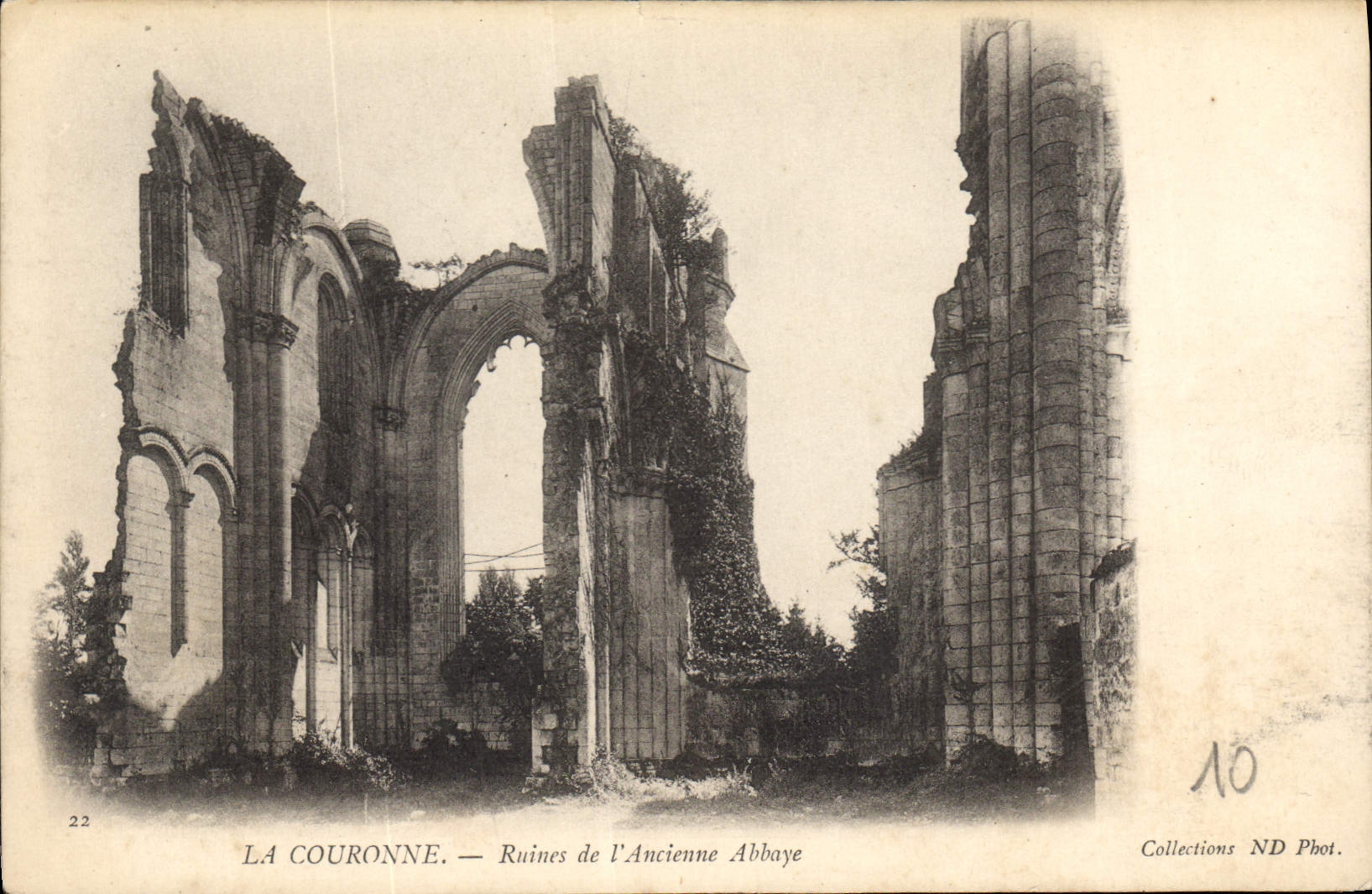 CPA La Couronne Ruines de l'Ancienne Abbaye 