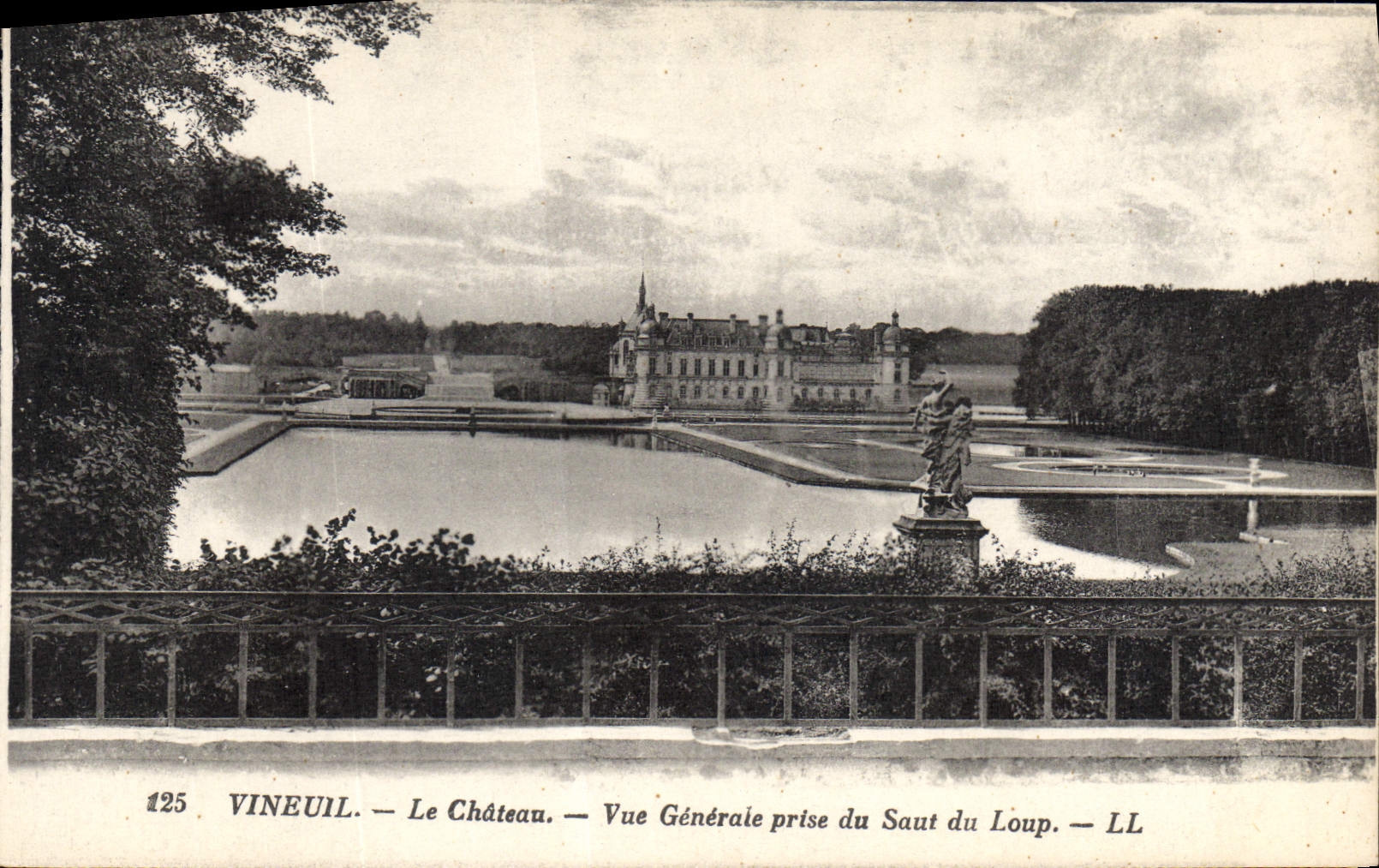 CPA Vineuil Le Chateau Vue Generale prise du Saut du Loup 