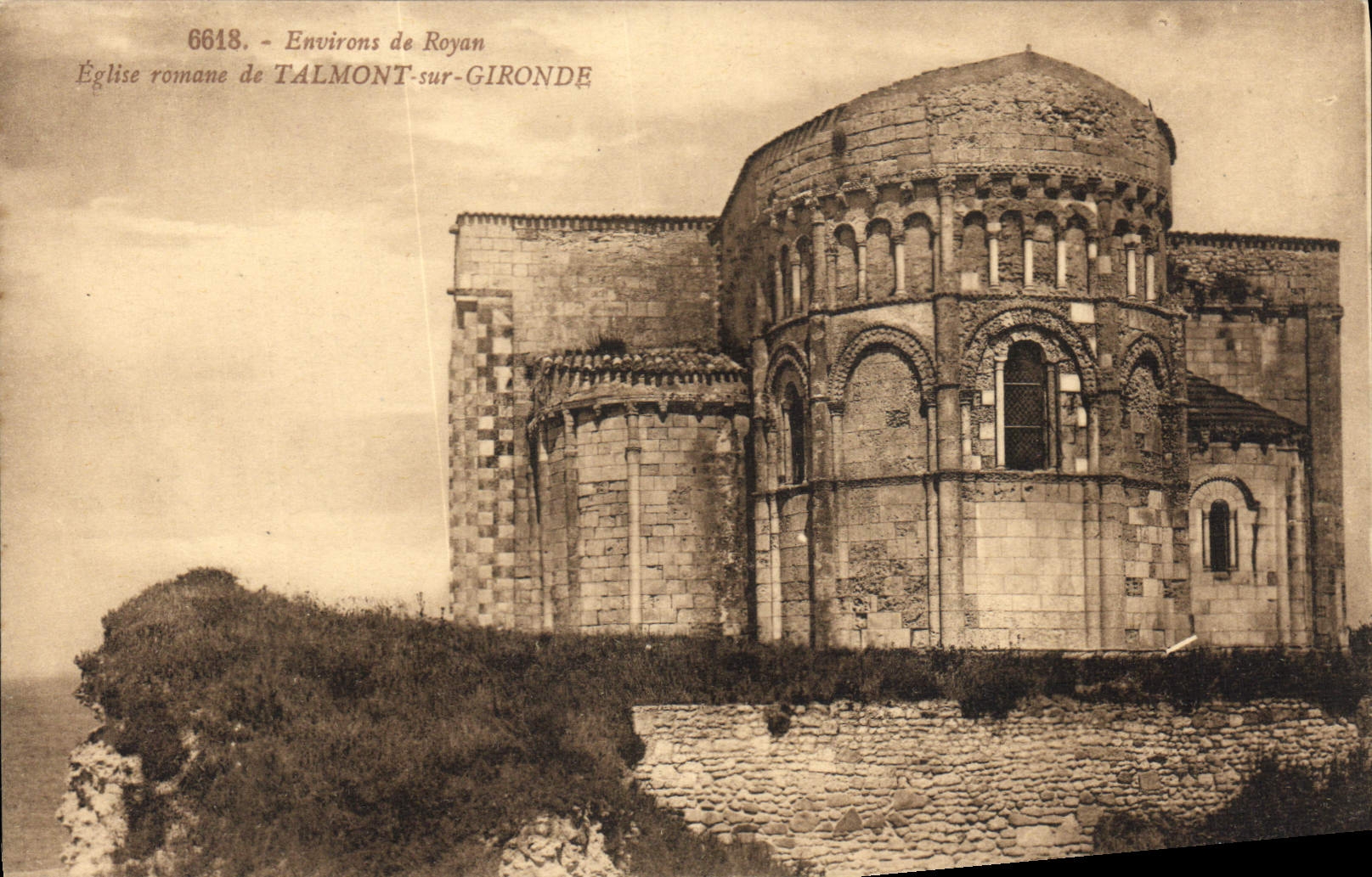 CPA Environs de Royan Eglise romande de Talmont sur Gironde 