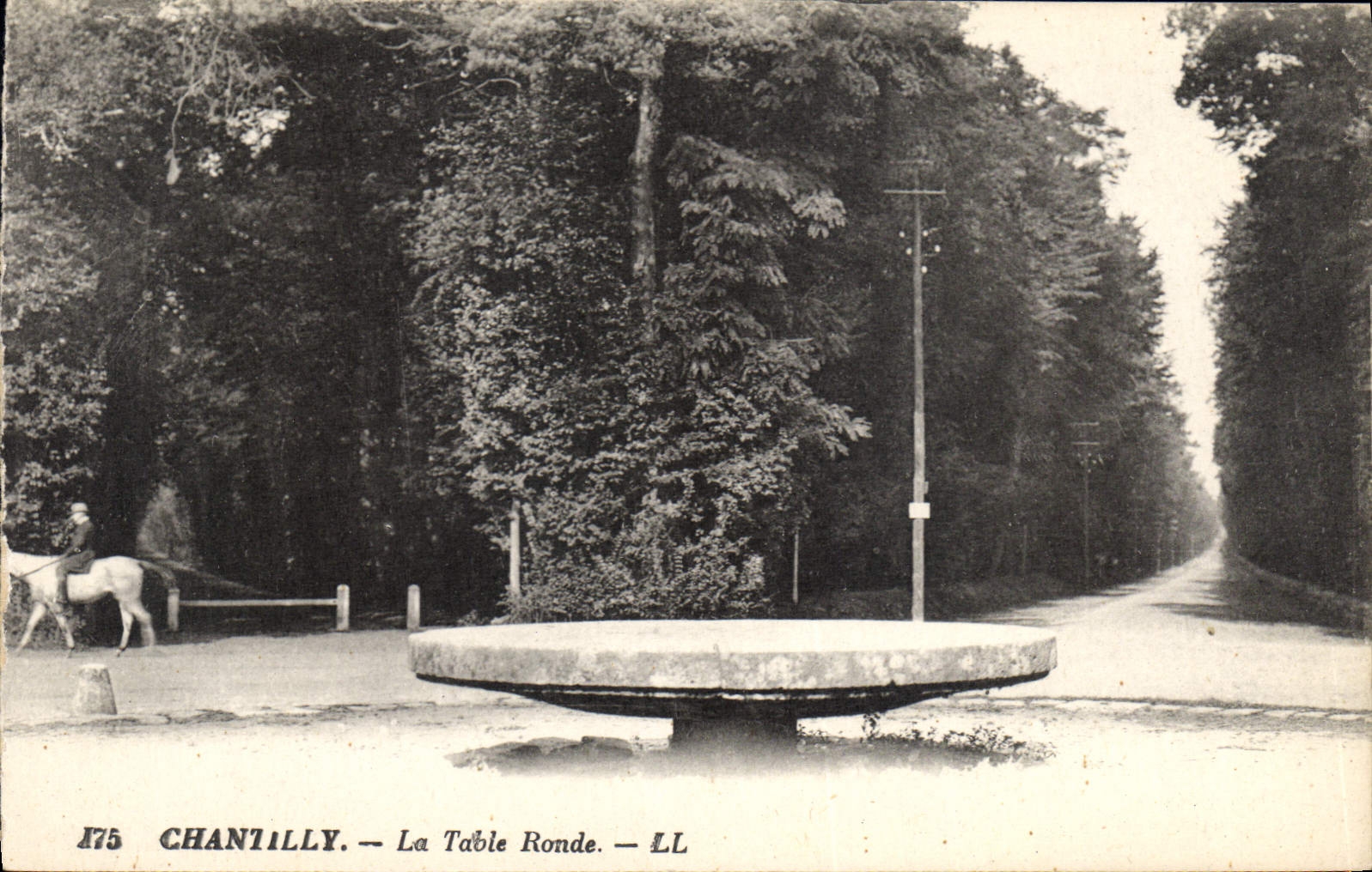 CPA Chantilly La Table Ronde 