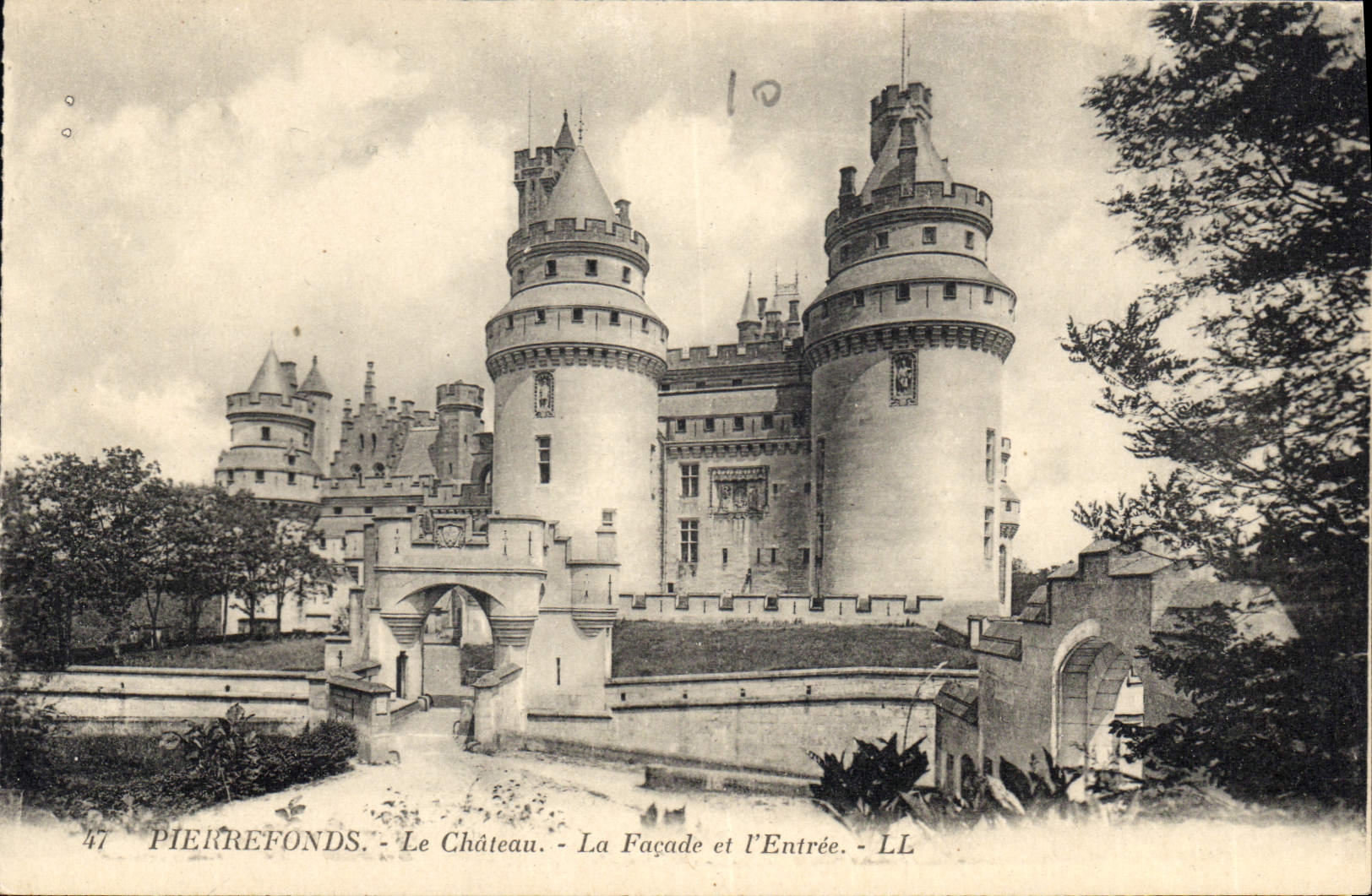 CPA Pierrefonds Le Chateau La Facade et l'Entree 