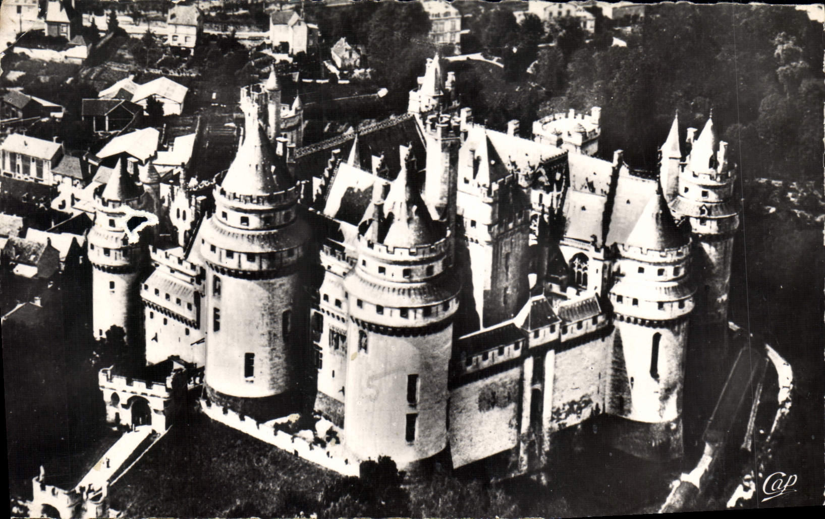 CPA Le Chateau de Pierrefonds Vue aerienne 