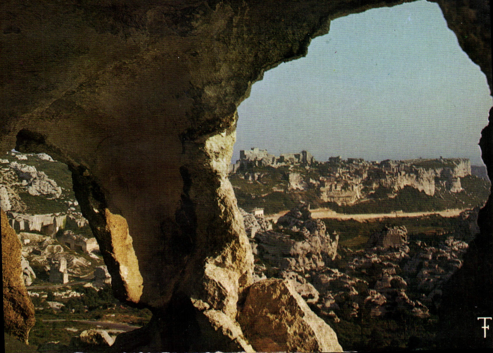 CPM Les Alpilles Les Baux de Provence L'Eperon des Baux ou du Val d'Enfer