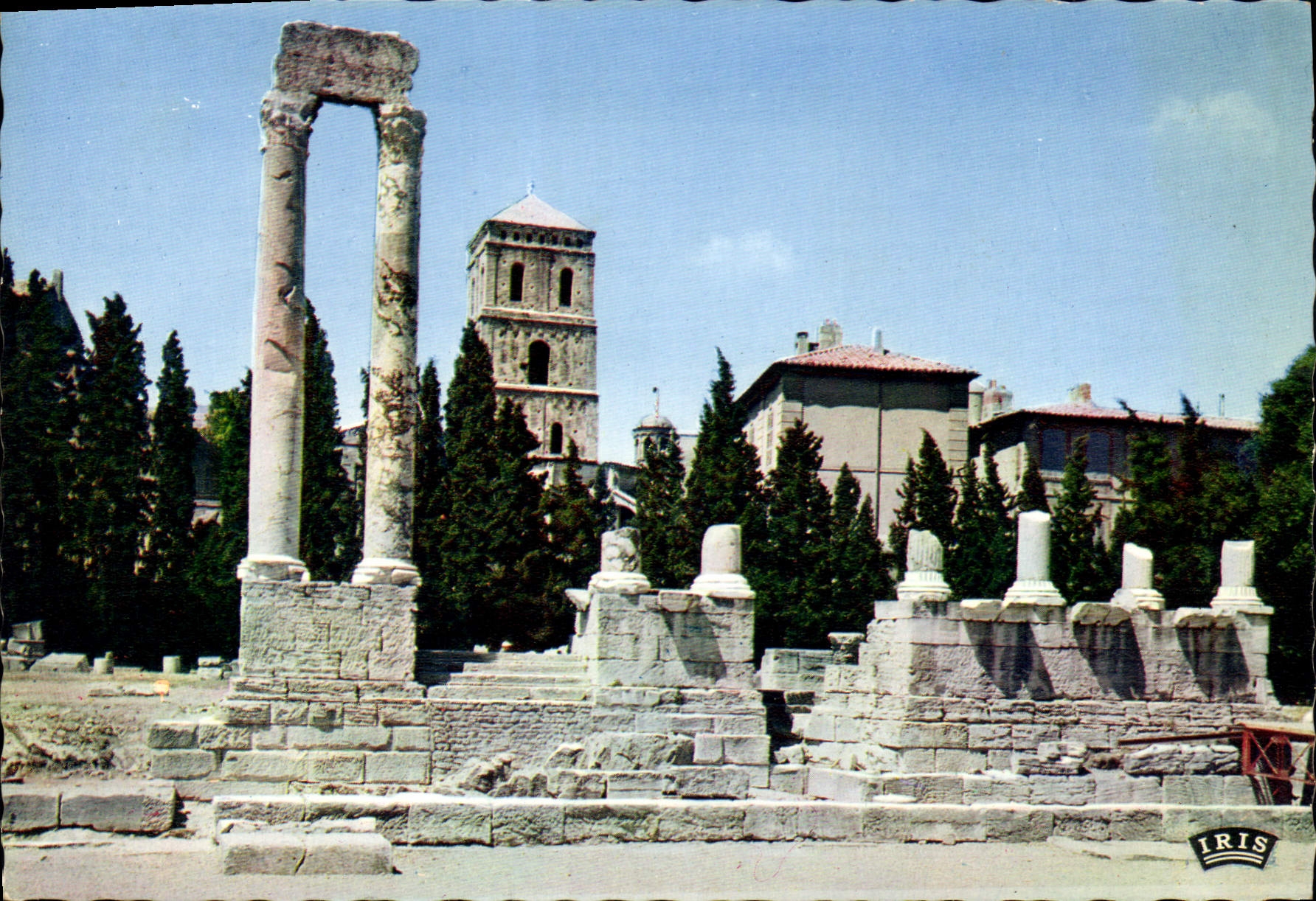 CPM Arles B du R Theatre antique Les deux Colonnes et le Clocher des St Trophime 