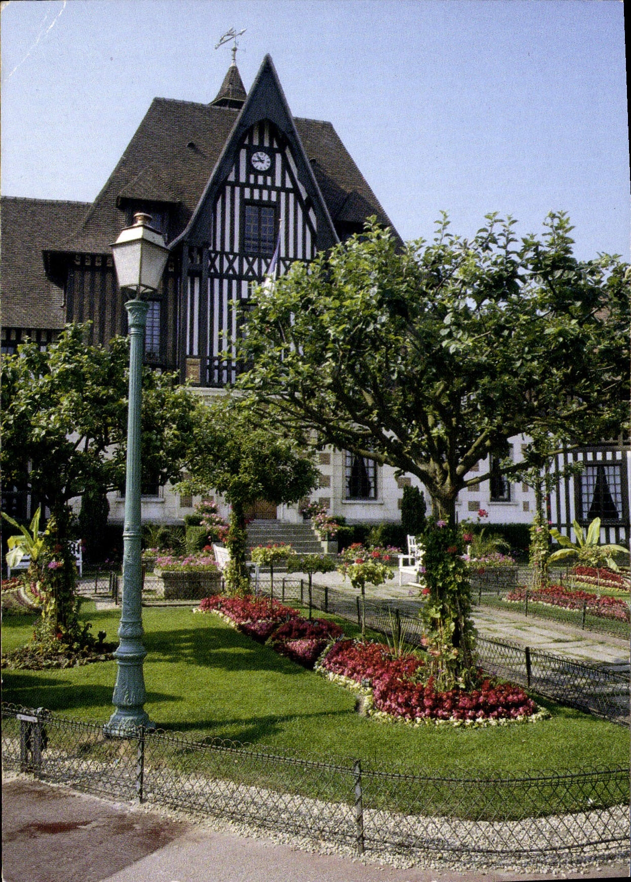 CPM Deauville Calvados Station baineaire de reputation mondiale L'Hotel de Ville 