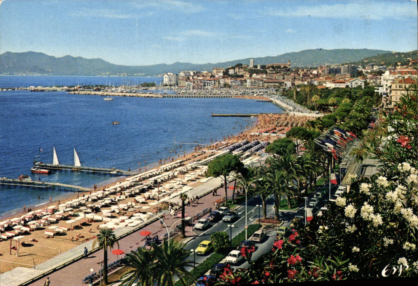 CPM Cannes AM Le Suquet vu de la Croisette