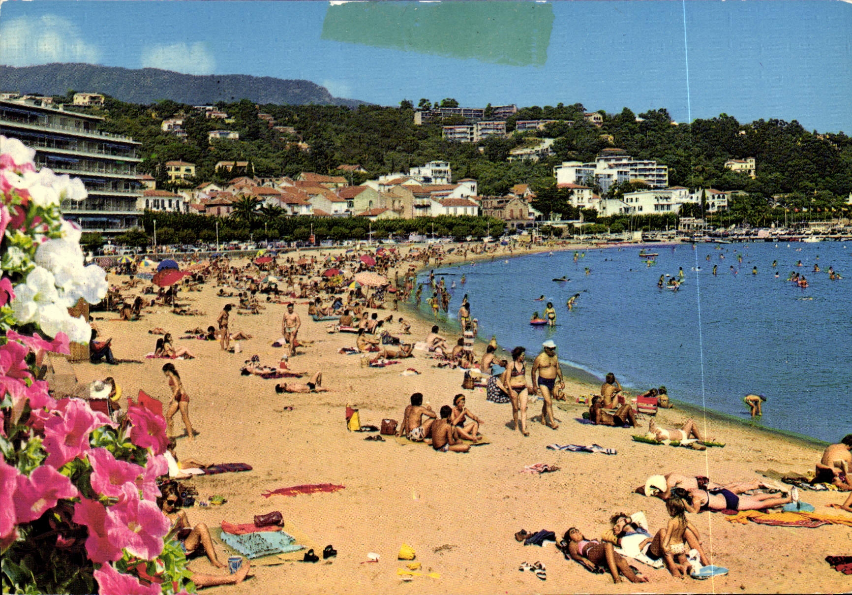 CPM La Cote d'Azur Varoise Le Lavandou La Plage 