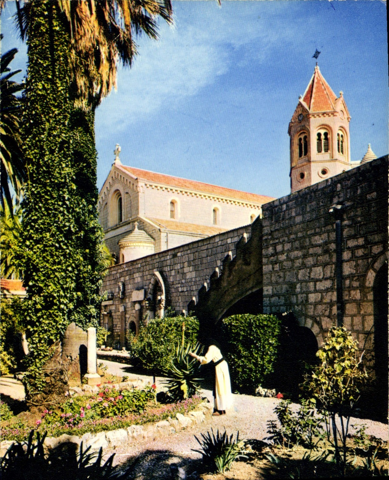 CPM Abbaye de ND de Lerins Ile St Honorat Cannes Alp Mar Jardin St Bernard a l'Interieur de l'Abbaye
