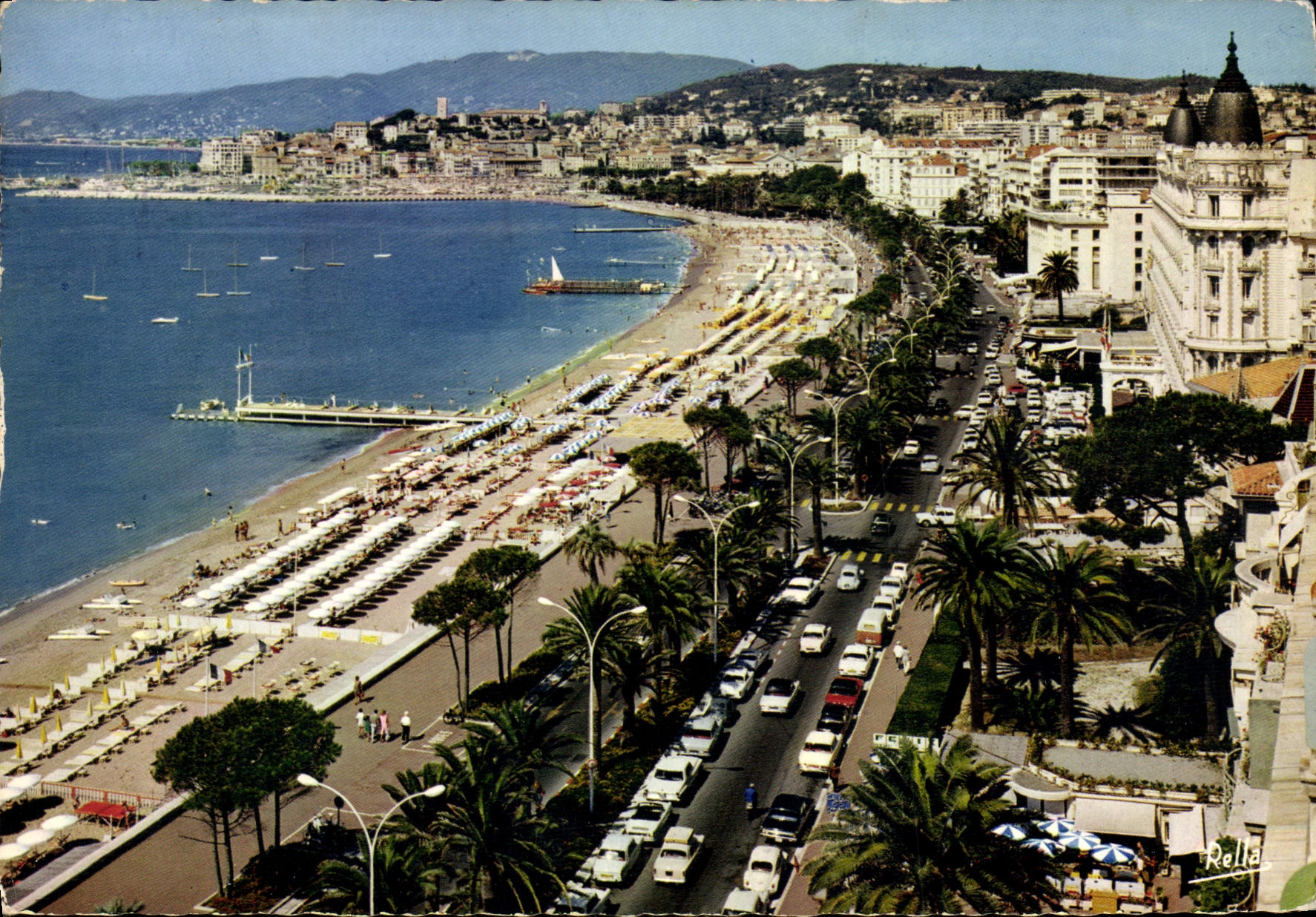CPM Cannes AM La Croisette A droite le Carlton Hotel